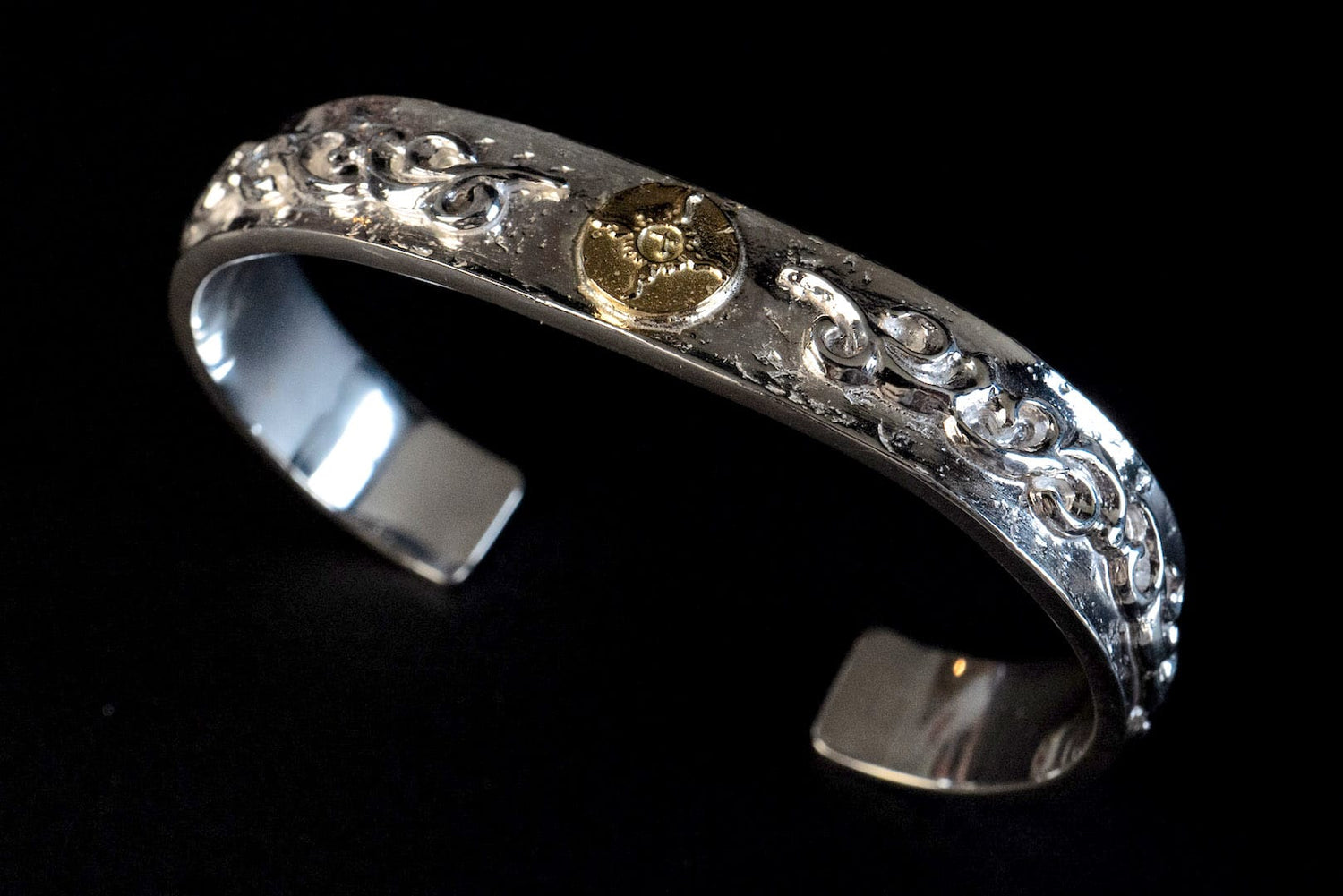 FIRST ARROW'S 12MM EMBOSSED ARABESQUE 'BARE ROCK' SILVER BANGLE WITH 18K GOLD EMBLEM (BR-030)