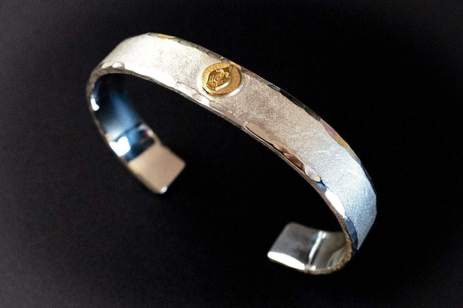 LEGEND 11MM "LAKESIDE" BANGLE WITH 22K GOLD EMBLEM (B-17)