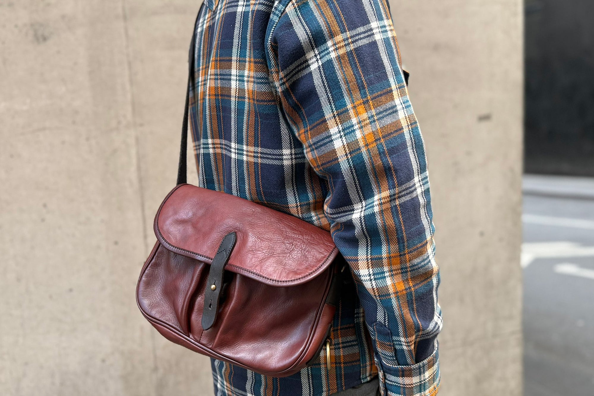 Ginkawaten Full-Grain Cowhide Utility Shoulder Bag (Chocolate Brown)