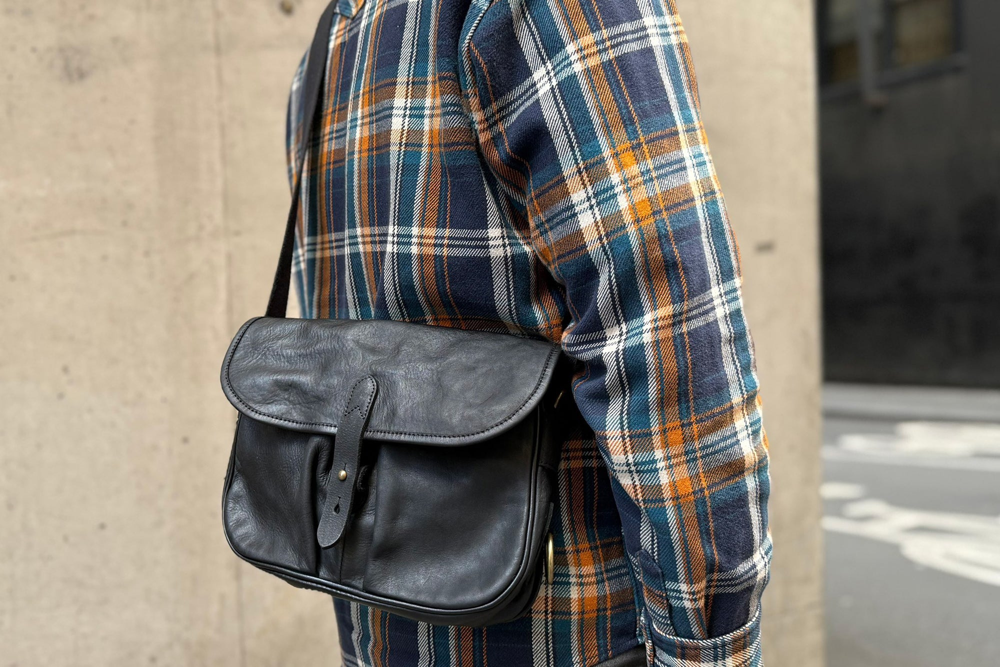 Ginkawaten Full-Grain Cowhide Utility Shoulder Bag (Solid Black)