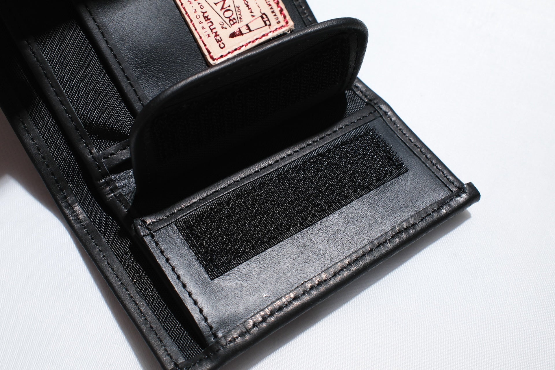 BONCOURA “BARI-BARI” Hand-Waxed Horsehide Tri-fold Wallet (Black Tea-cored)