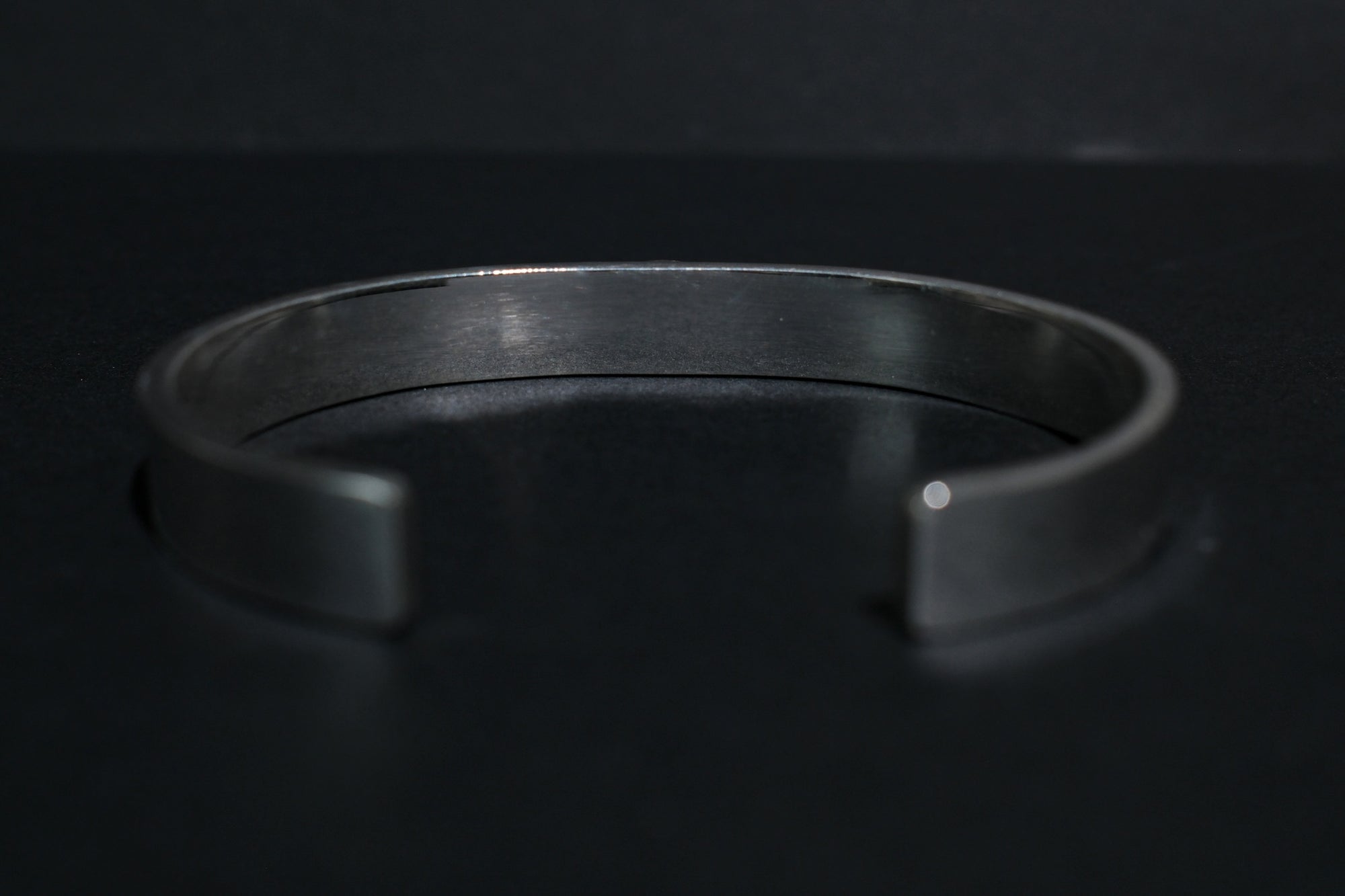 The One OCEAN 8mm “Sunrise” Bangle with 18K Gold "KaiLa" Motif