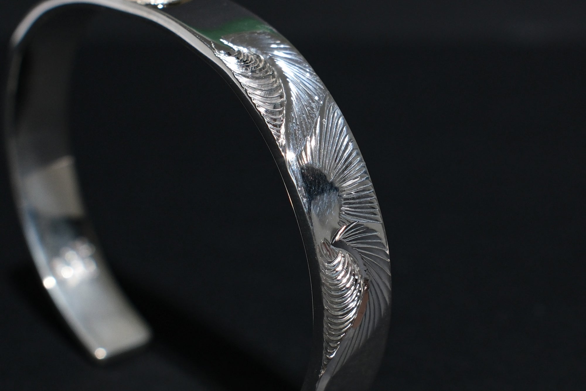 The One OCEAN 8mm “Sunrise” Bangle with 18K Gold "KaiLa" Motif