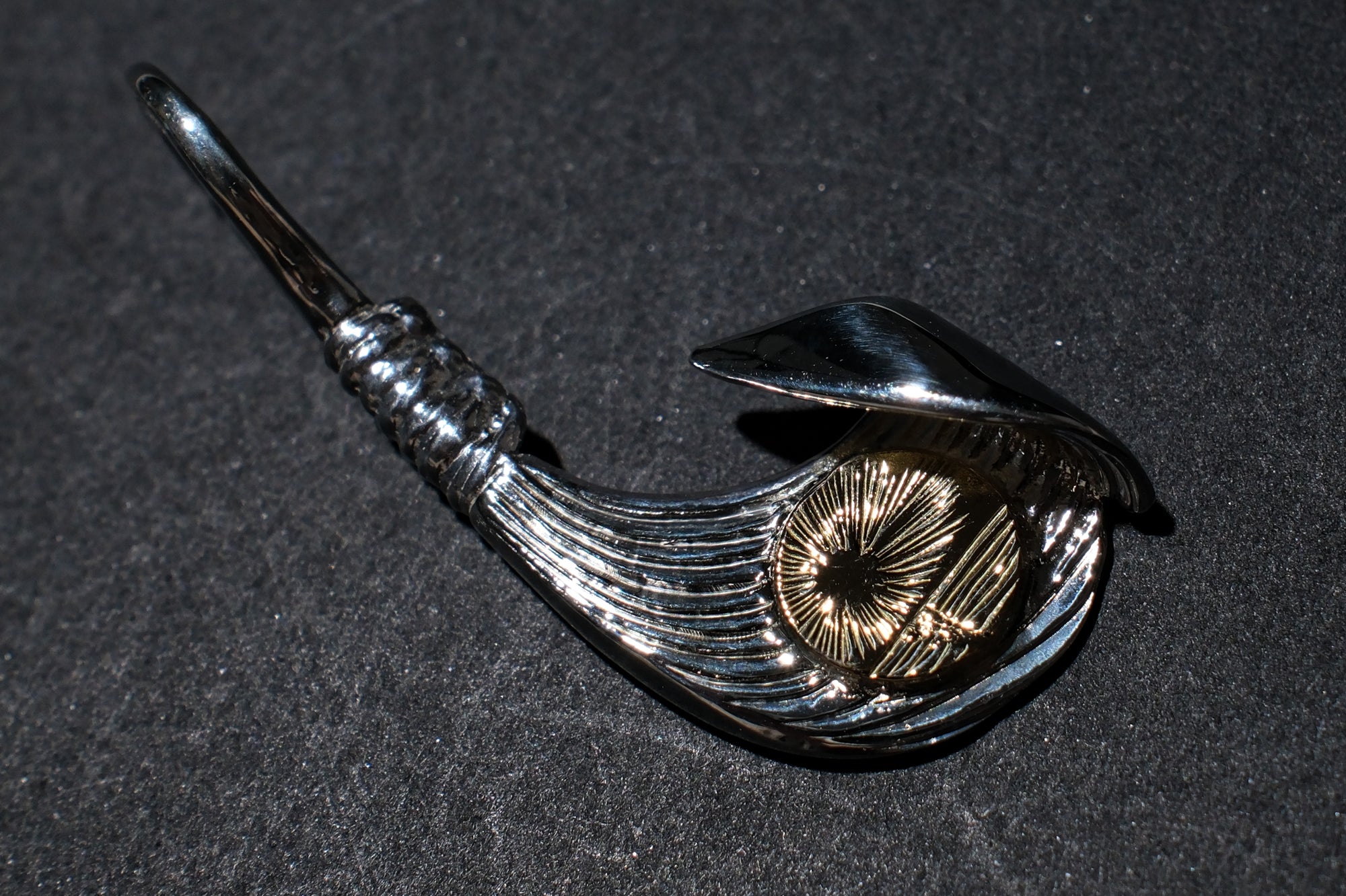 The One OCEAN "Catch The Waves" Pendant with 18K Gold "KaiLa" Motif (Medium)