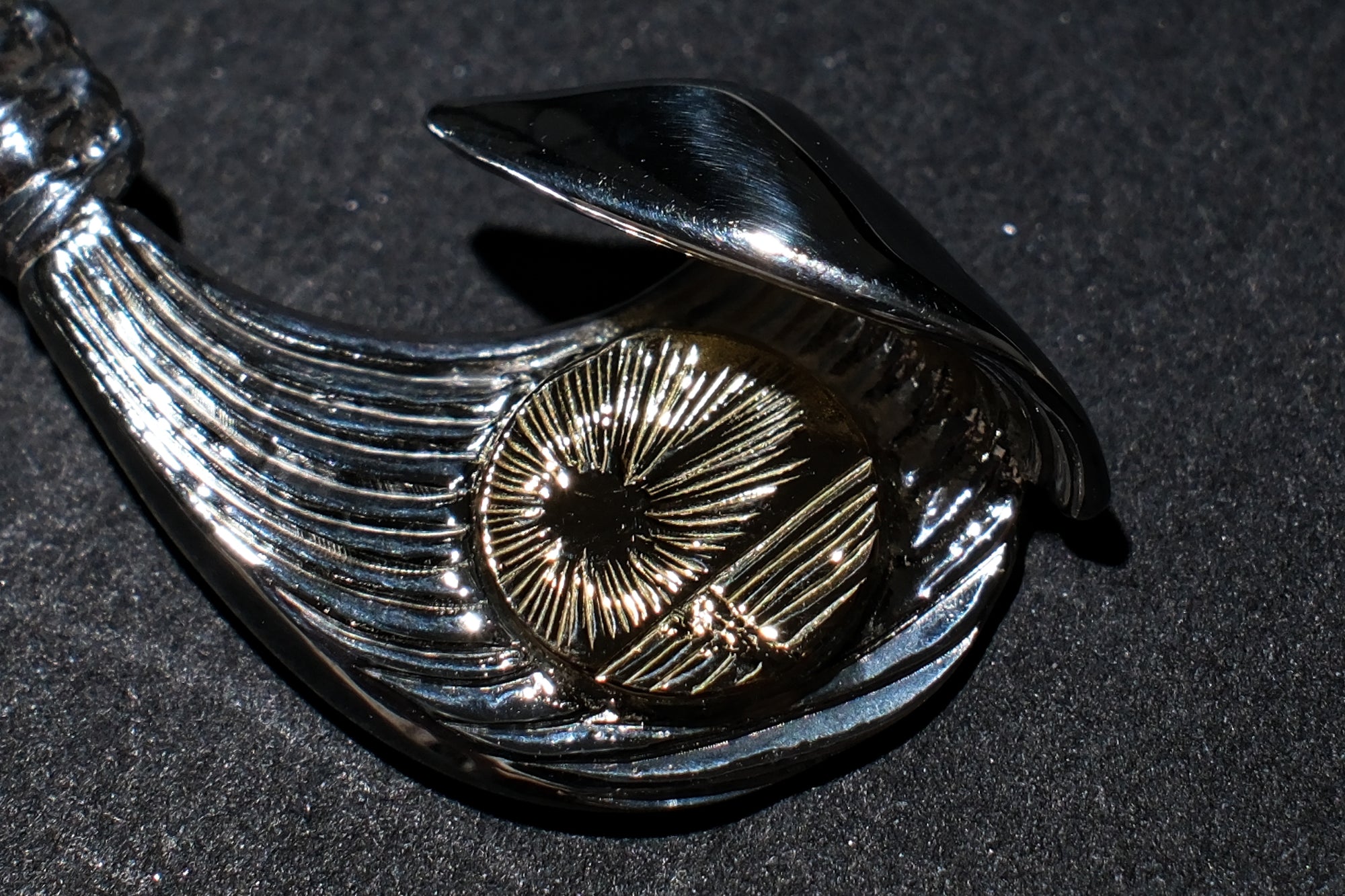 The One OCEAN "Catch The Waves" Pendant with 18K Gold "KaiLa" Motif (Medium)