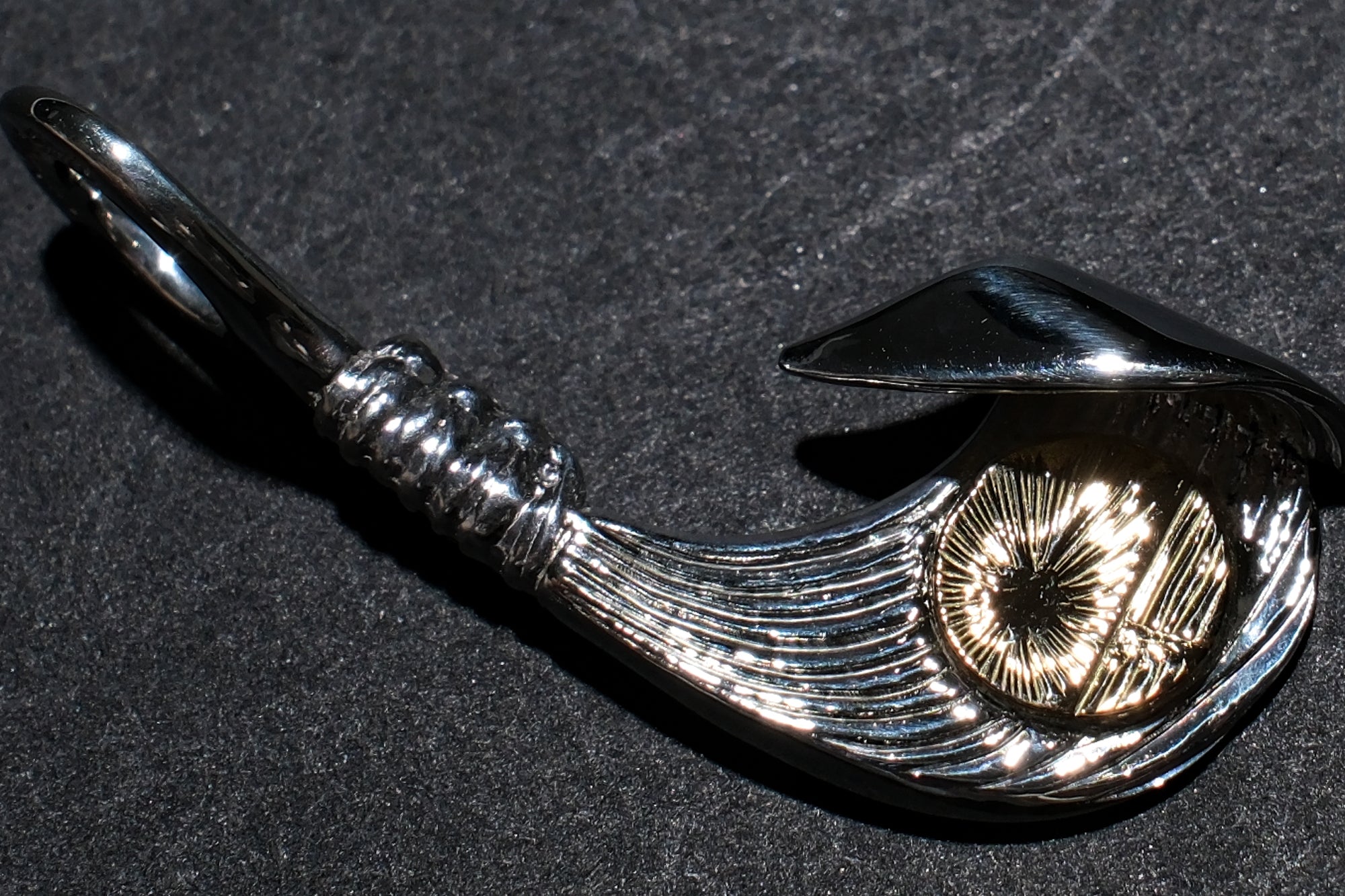 The One OCEAN "Catch The Waves" Pendant with 18K Gold "KaiLa" Motif (Medium)