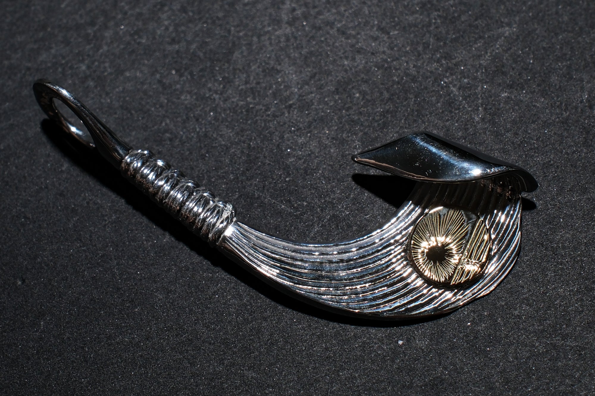 The One OCEAN "Catch The Waves" Pendant with 18K Gold "KaiLa" Motif (Large)