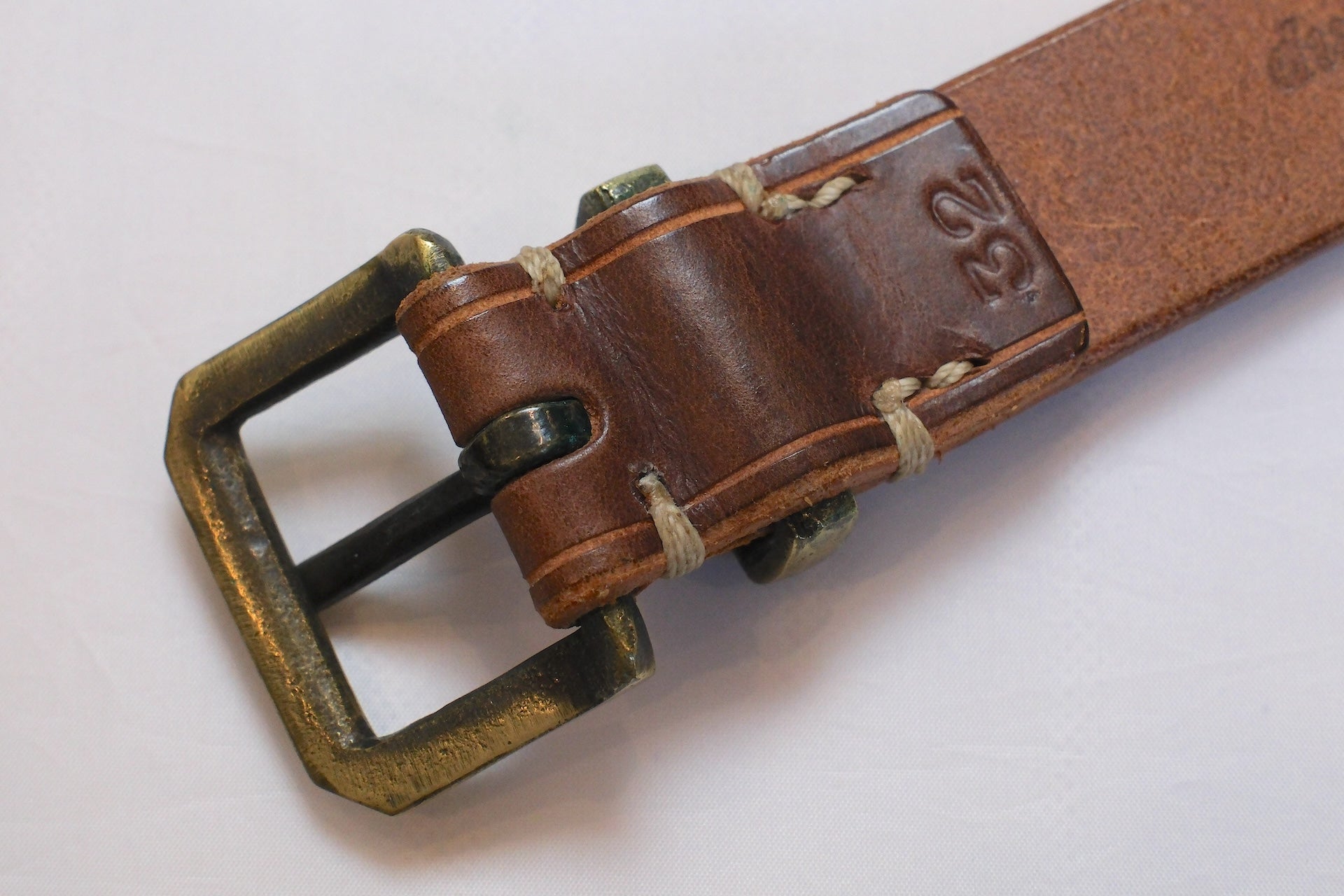 Cramp by Ikenohata Ginkawaten Saddle Cowhide Narrow Belt (Brown Tea-core)