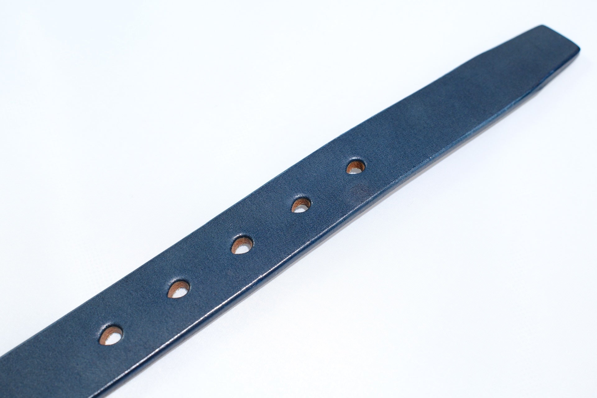 MOMOTARO JEANS “Benz Cowhide” Narrow Belt (Natural Indigo)