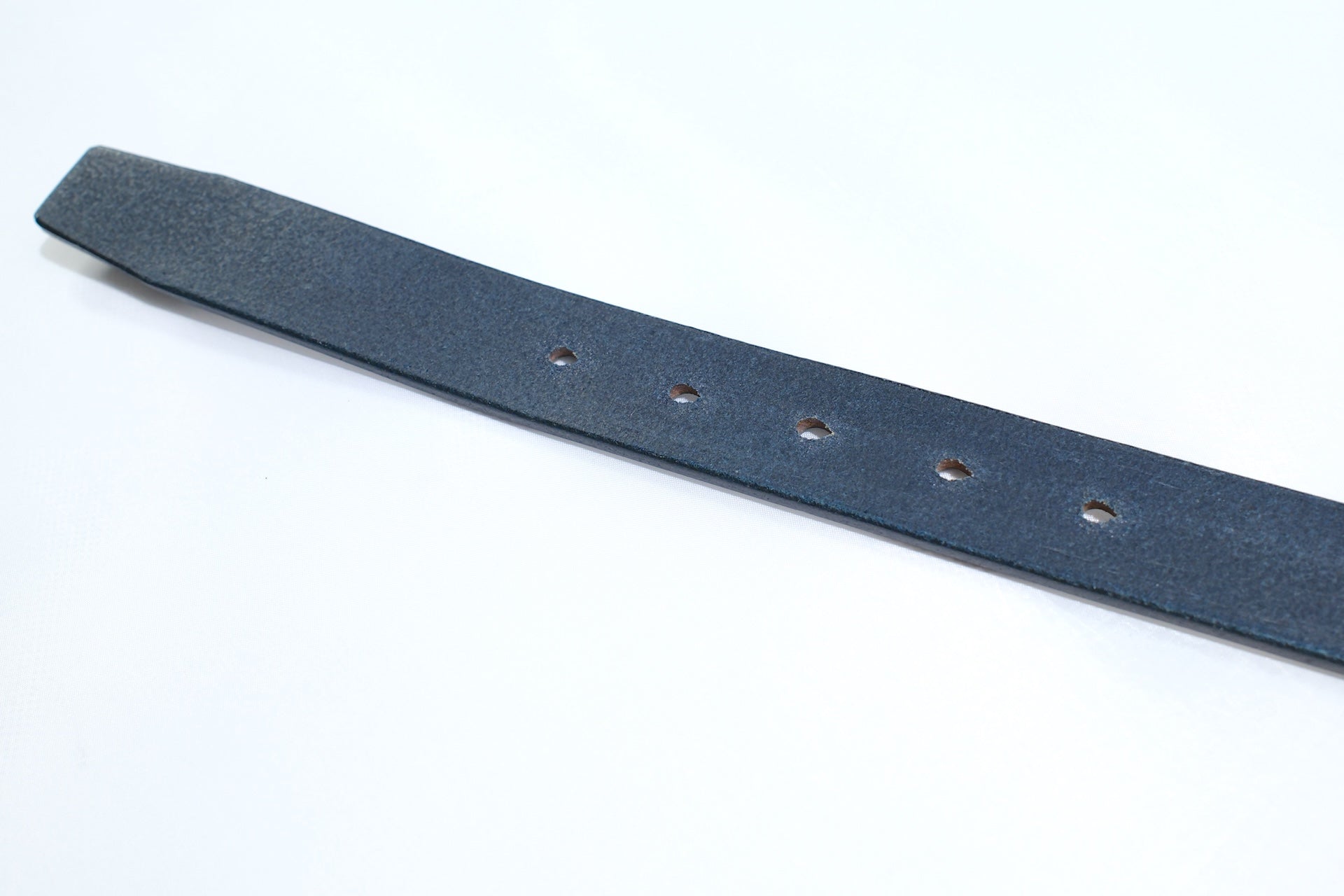 MOMOTARO JEANS “Benz Cowhide” Narrow Belt (Natural Indigo)