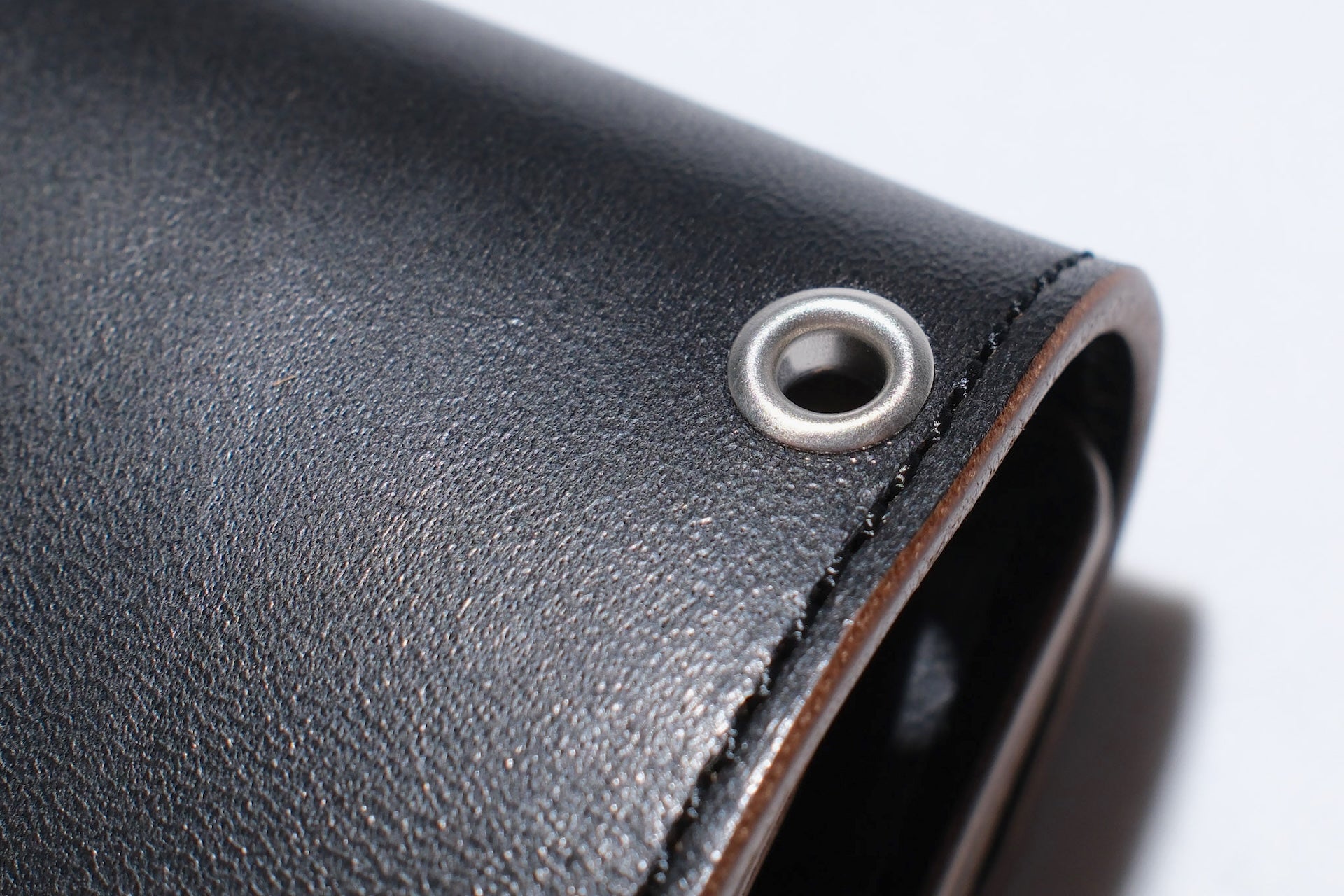 Inception by Accel Co. Horsebutt Short Trucker Wallet With Silver Concho (Black Tea-core)