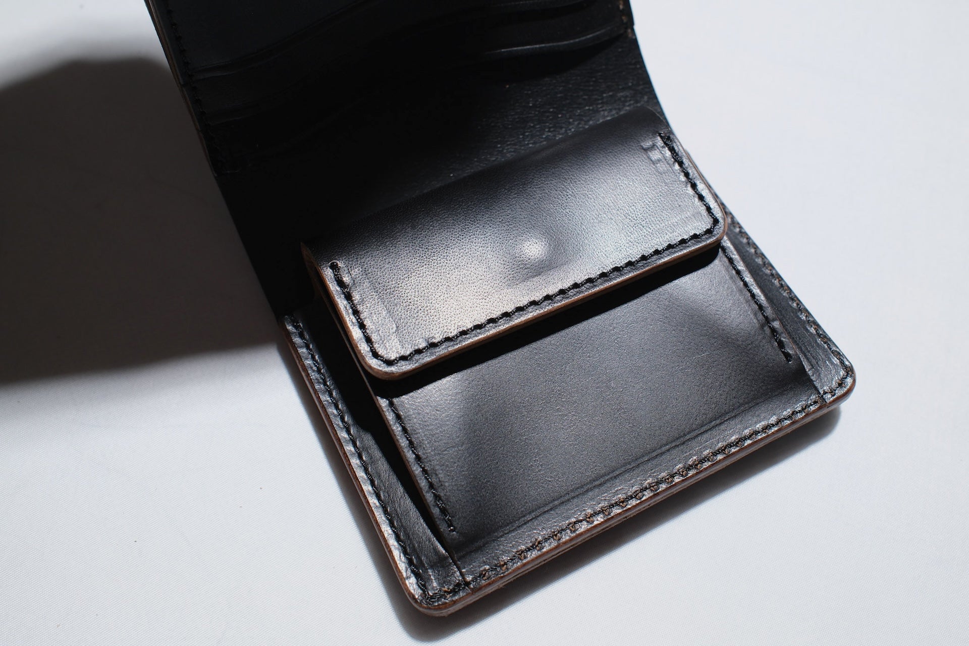 Inception by Accel Co. Horsebutt Short Trucker Wallet With Silver Concho (Black Tea-core)