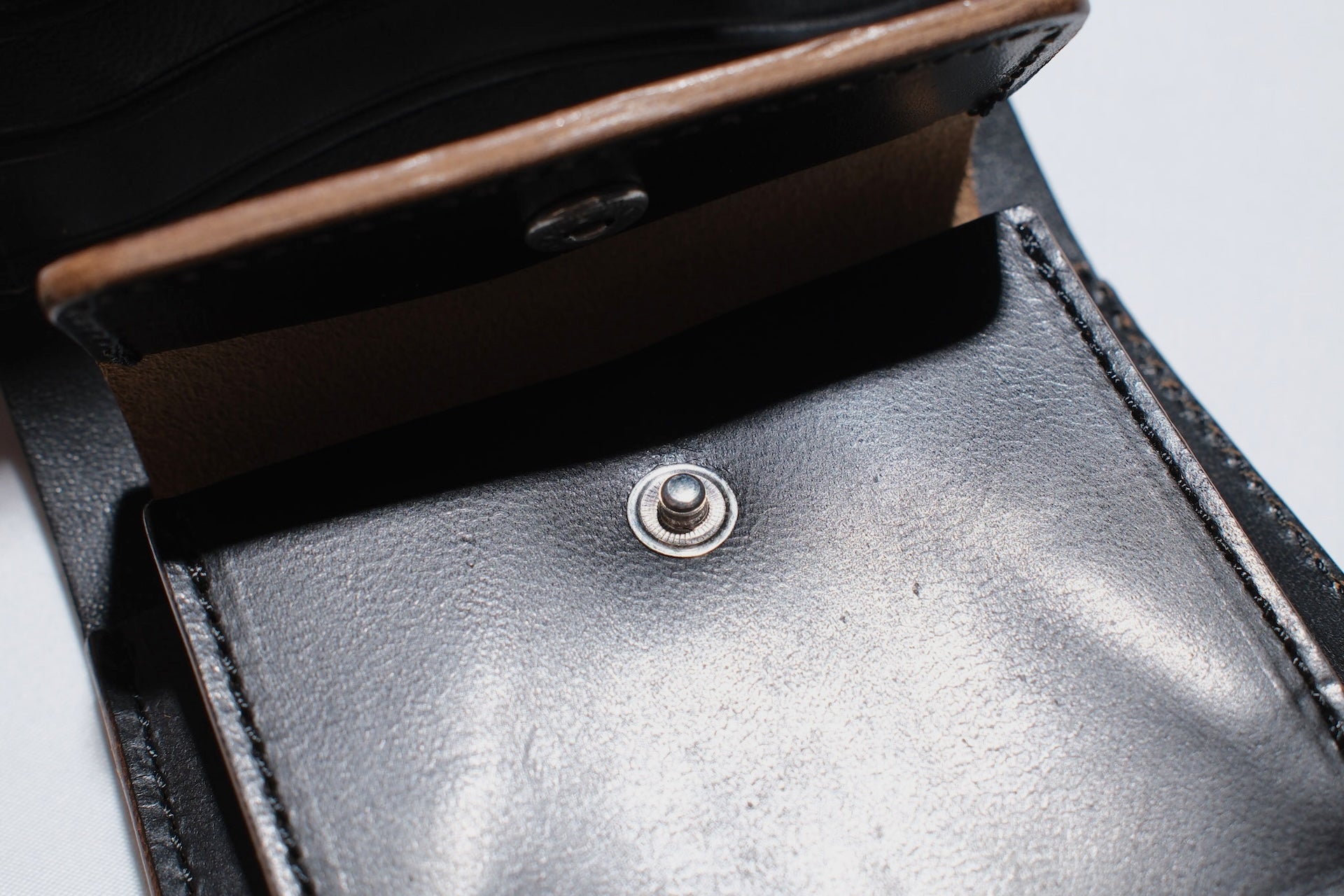 Inception by Accel Co. Horsebutt Short Trucker Wallet With Silver Concho (Black Tea-core)
