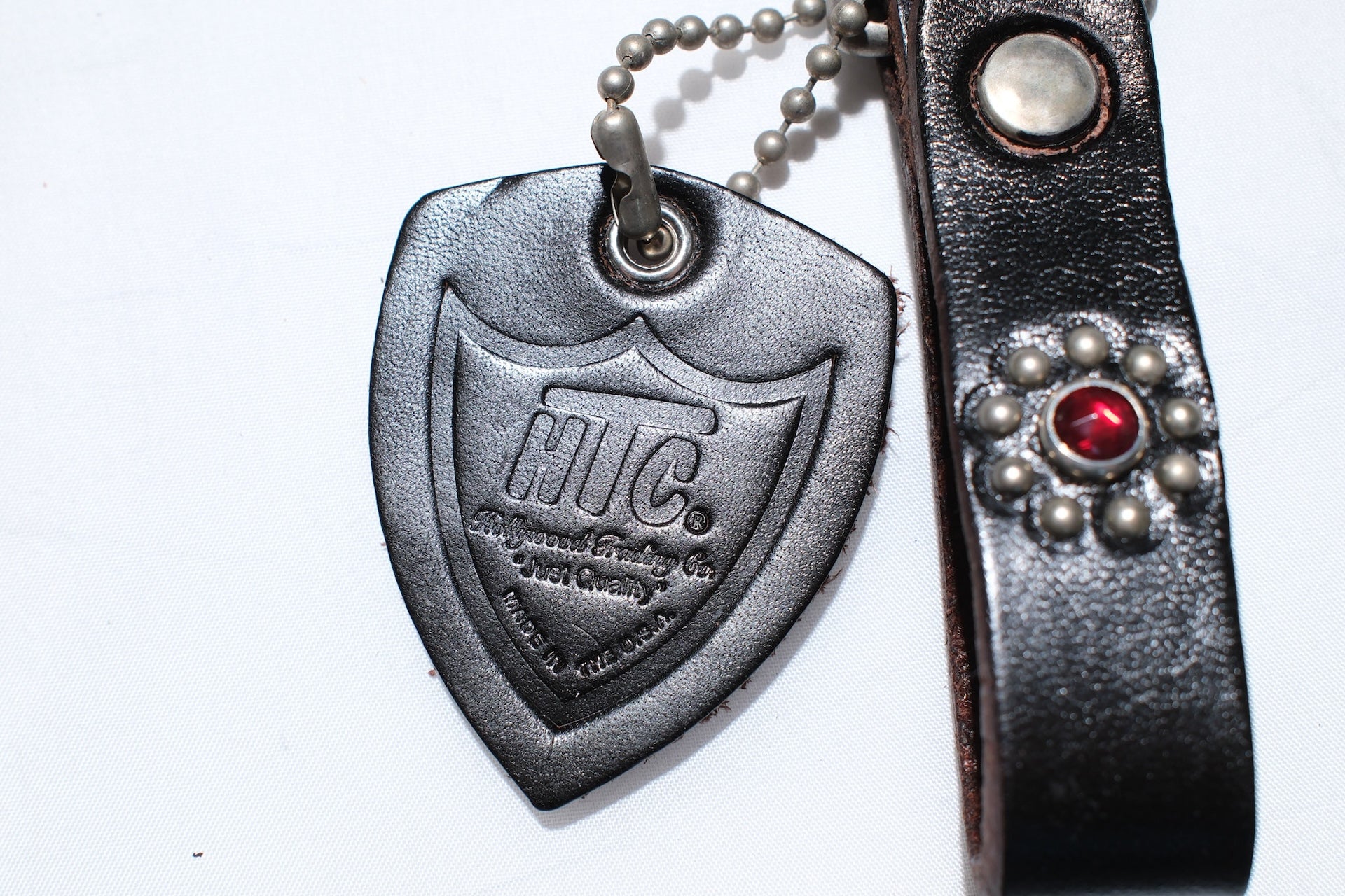 Hollywood Trading Company "Classico Bud" Key Holder with Red Crystal (Black Tea-core)