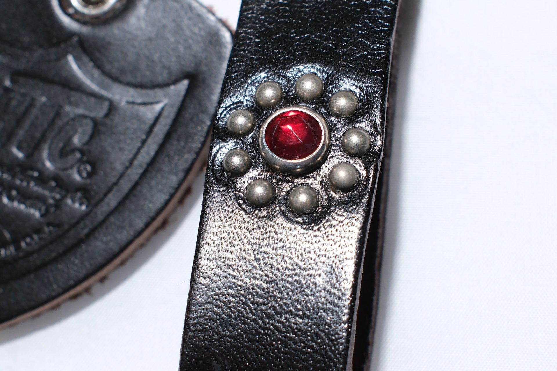 Hollywood Trading Company "Classico Bud" Key Holder with Red Crystal (Black Tea-core)