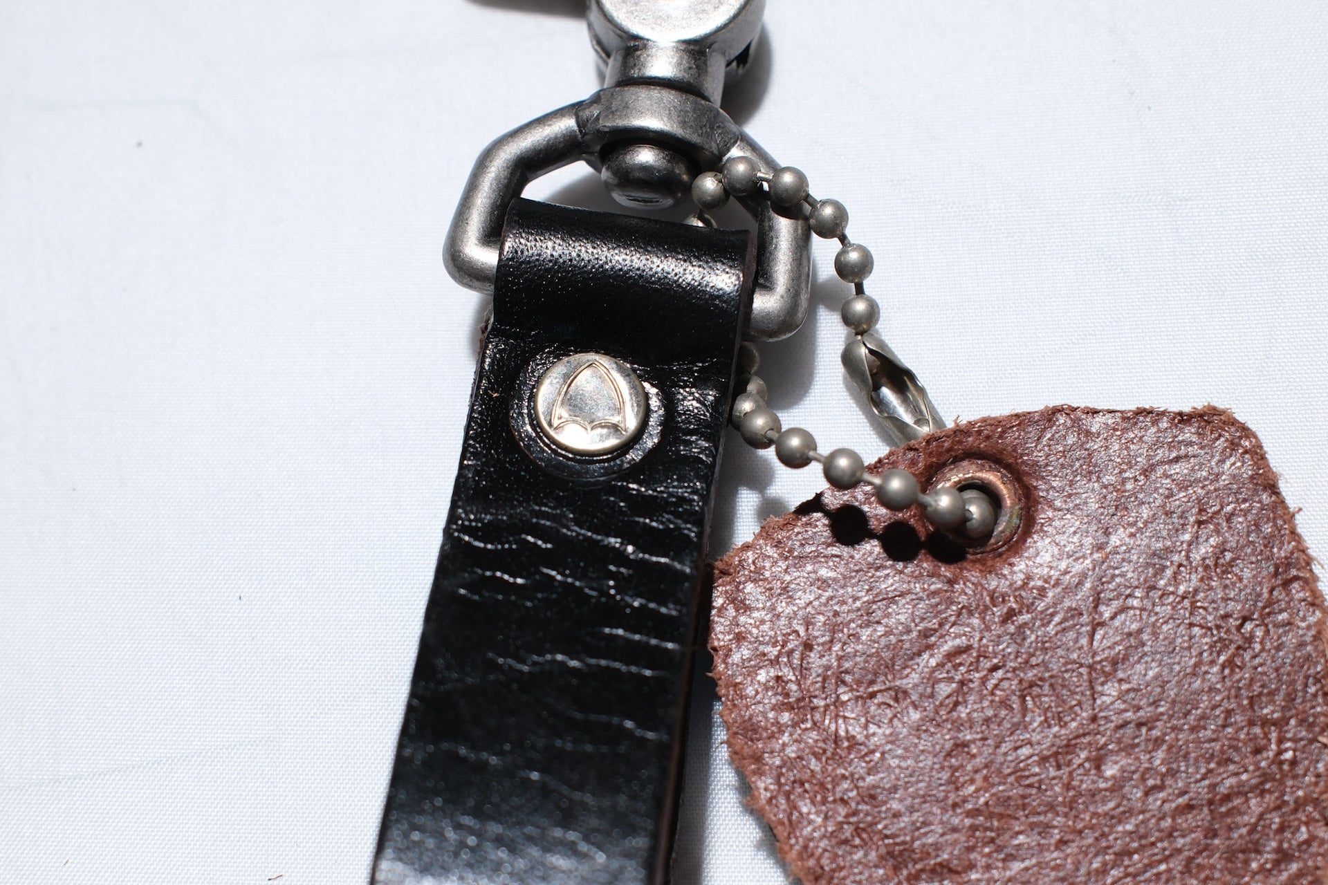 Hollywood Trading Company "Classico Bud" Key Holder with Red Crystal (Black Tea-core)