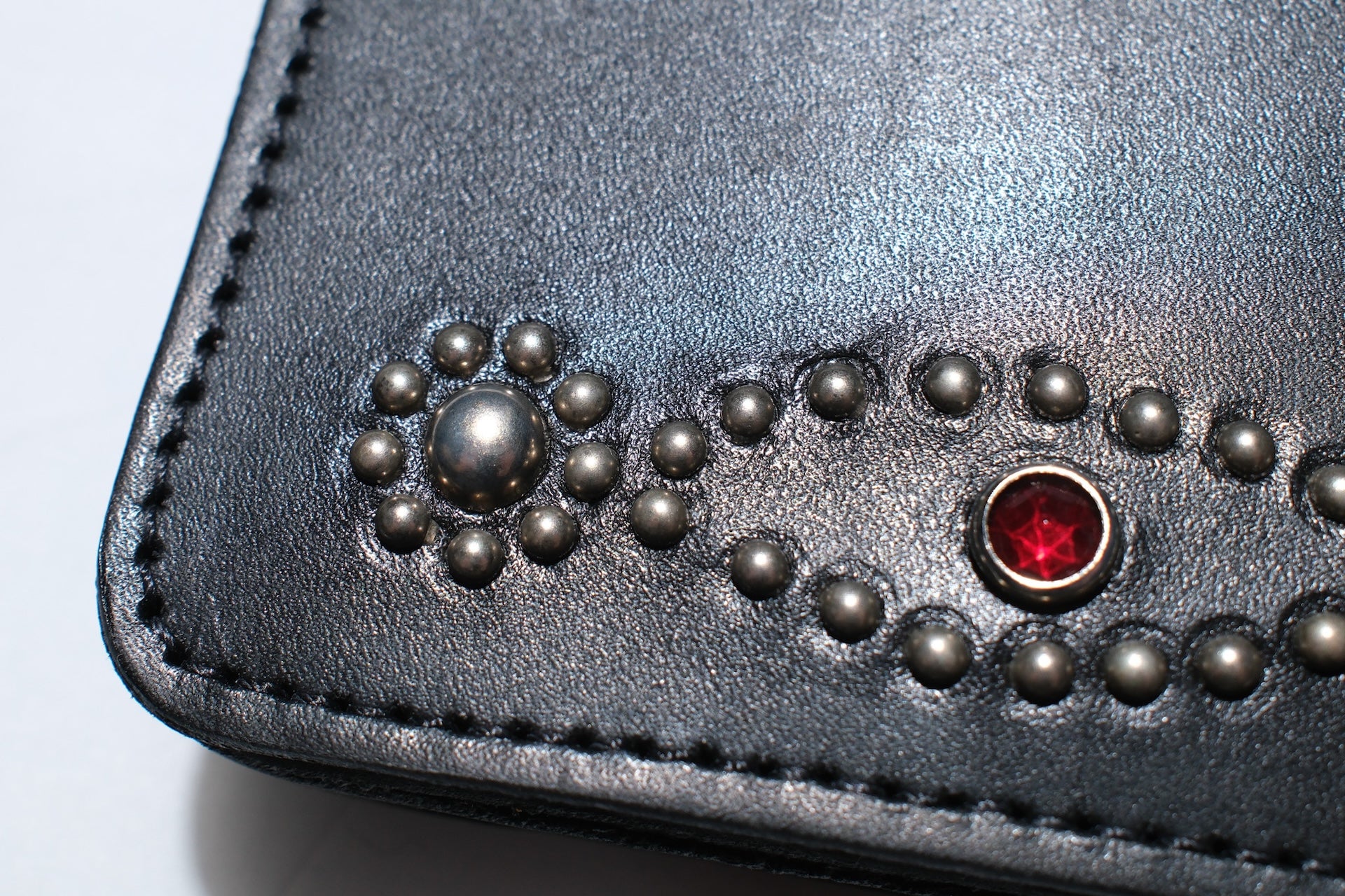 Hollywood Trading Company "Silent Watcher" Mini Wallet with Red Crystal (Black Tea-core)