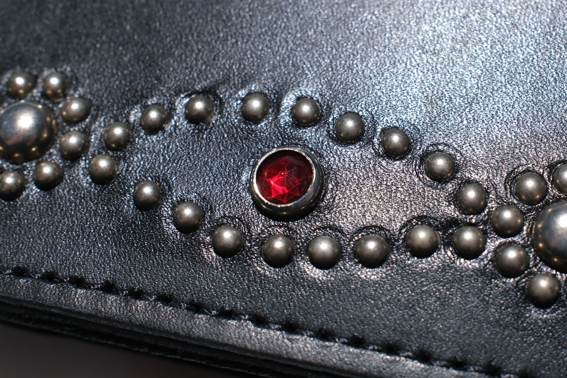Hollywood Trading Company "Silent Watcher" Mini Wallet with Red Crystal (Black Tea-core)