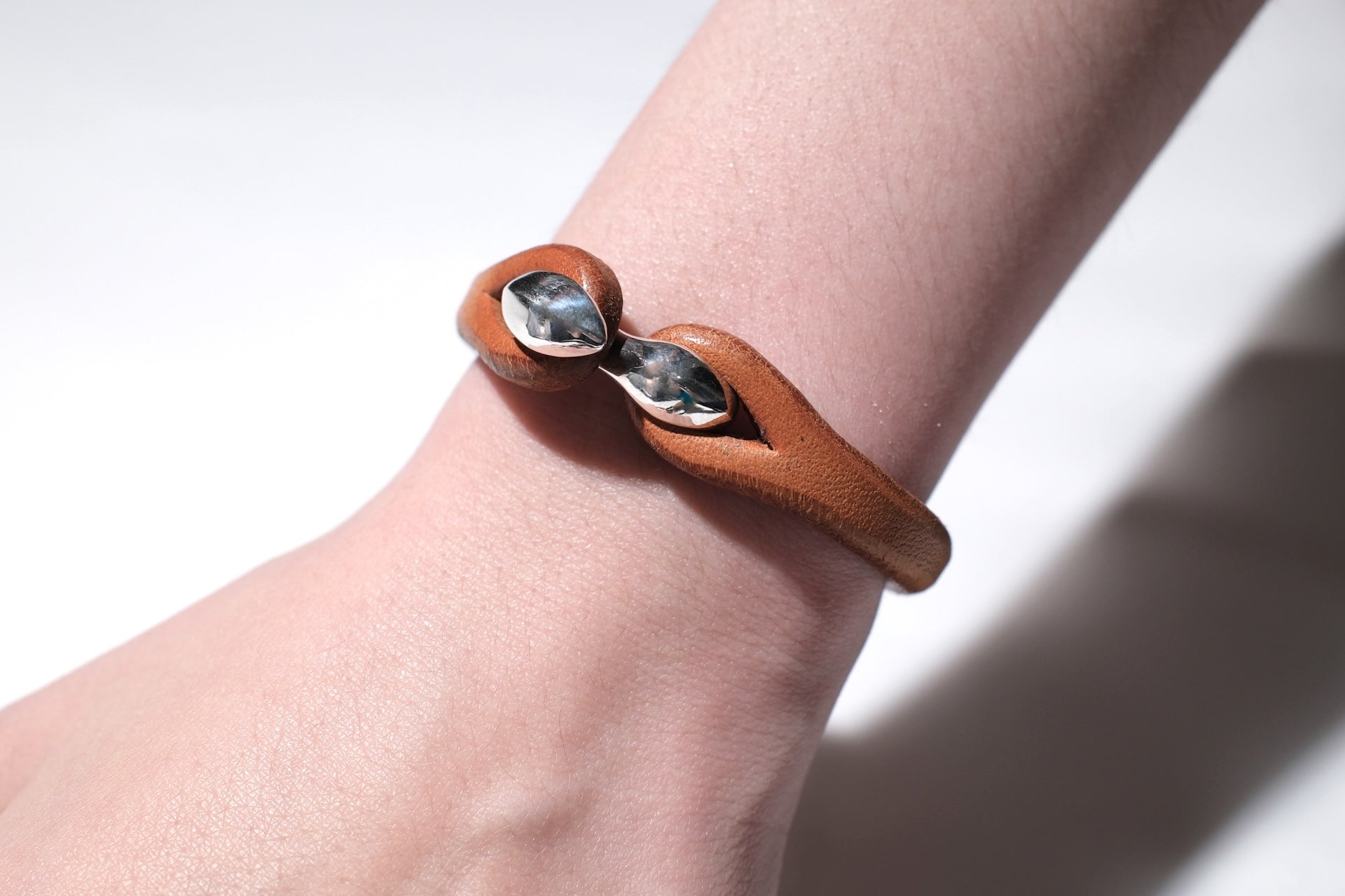 Cramp by Ginkawaten “Silver Hook " Single Cuff (Gold)