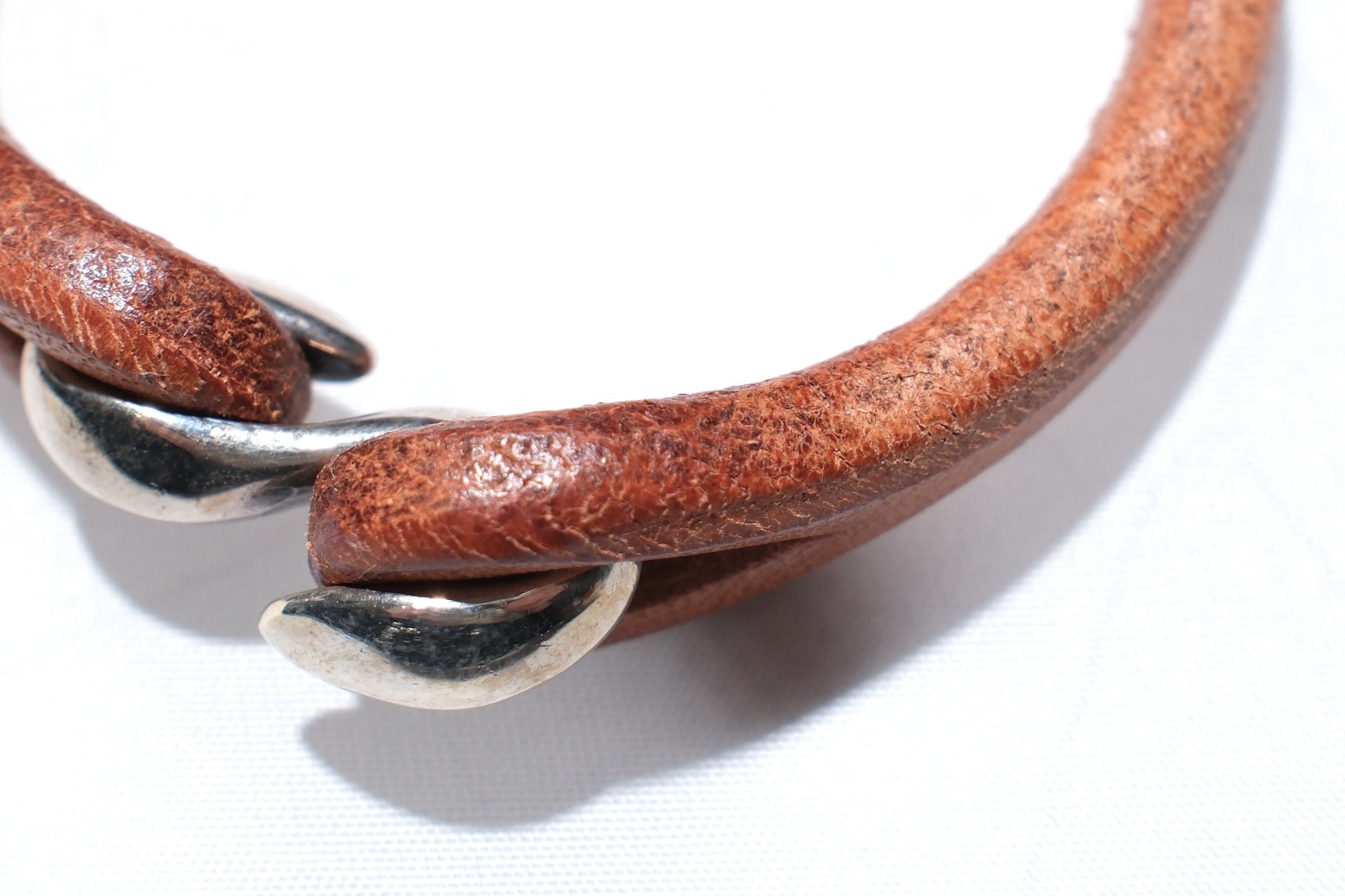 Cramp by Ginkawaten “Silver Hook " Single Cuff (Tan)