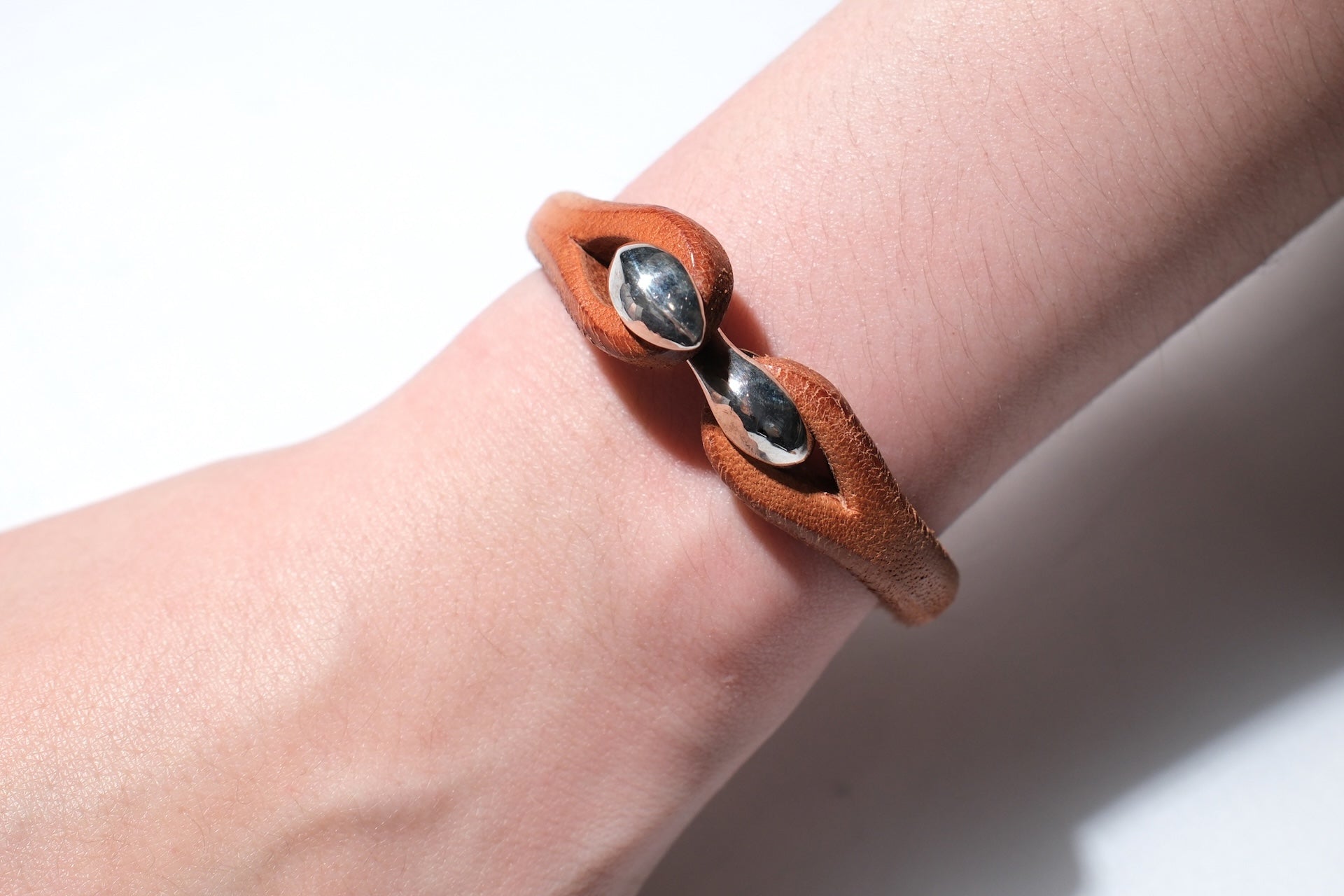 Cramp by Ginkawaten “Silver Hook " Single Cuff (Tan)
