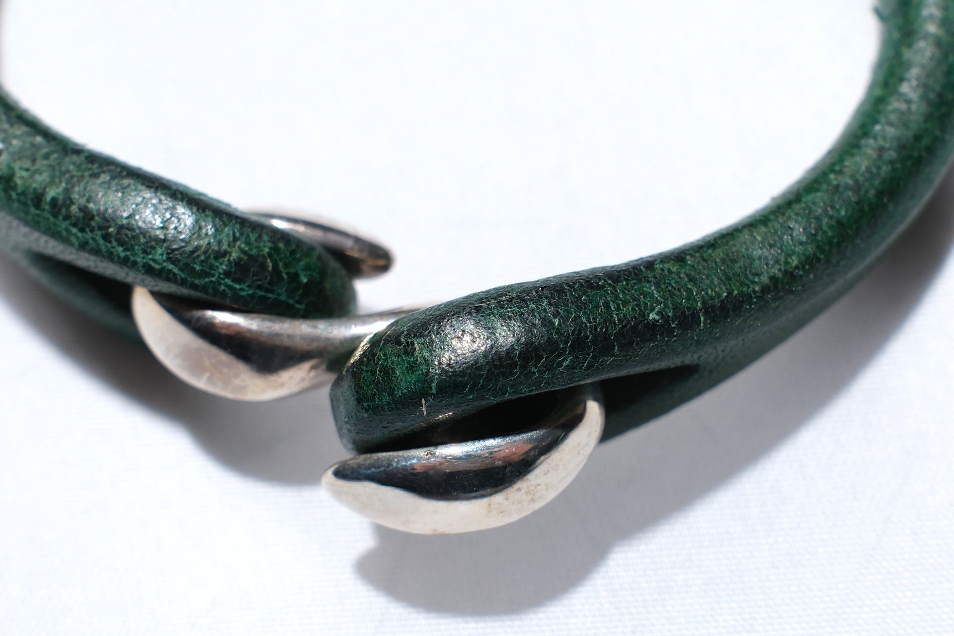 Cramp by Ginkawaten “Silver Hook " Single Cuff (Green)