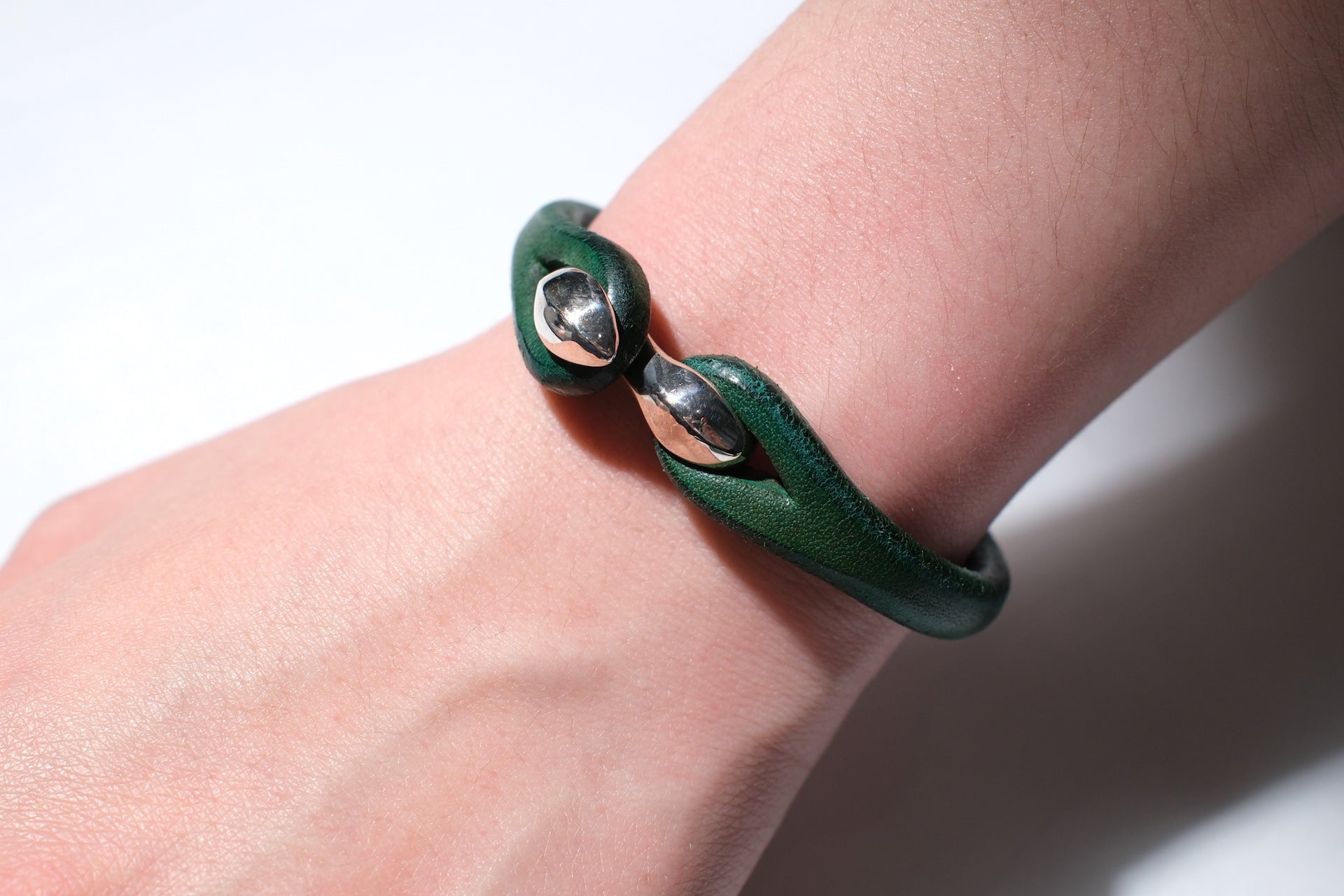 Cramp by Ginkawaten “Silver Hook " Single Cuff (Green)