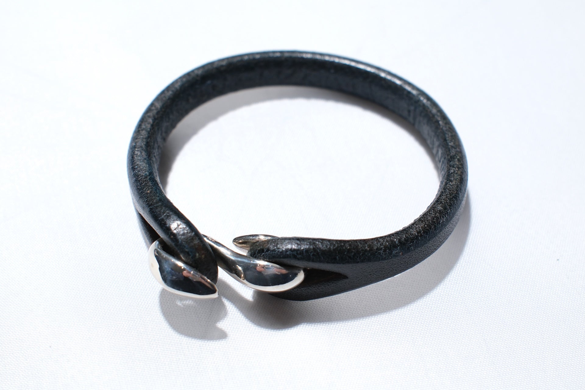 Cramp by Ginkawaten “Silver Hook " Single Cuff (Navy)