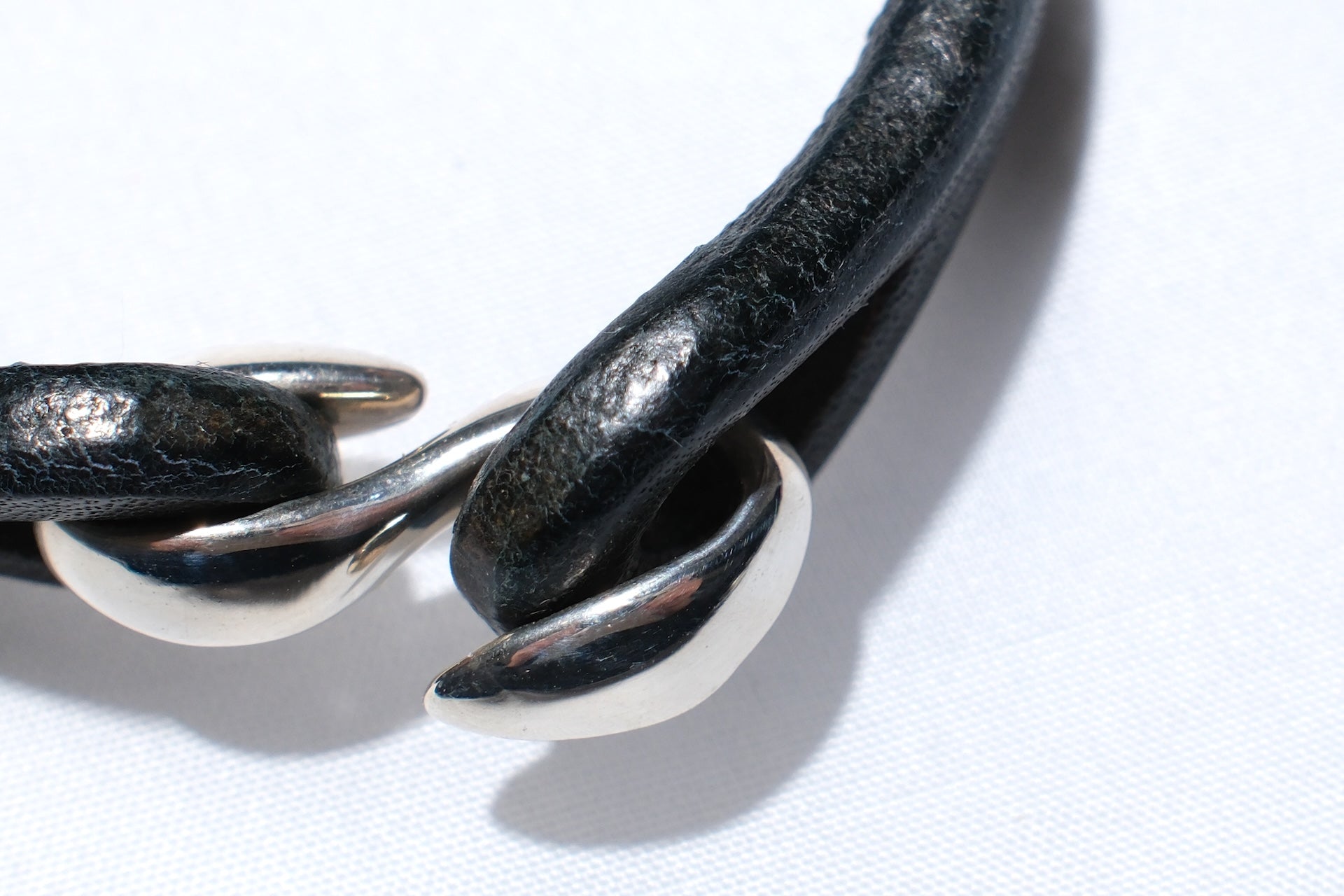 Cramp by Ginkawaten “Silver Hook " Single Cuff (Navy)