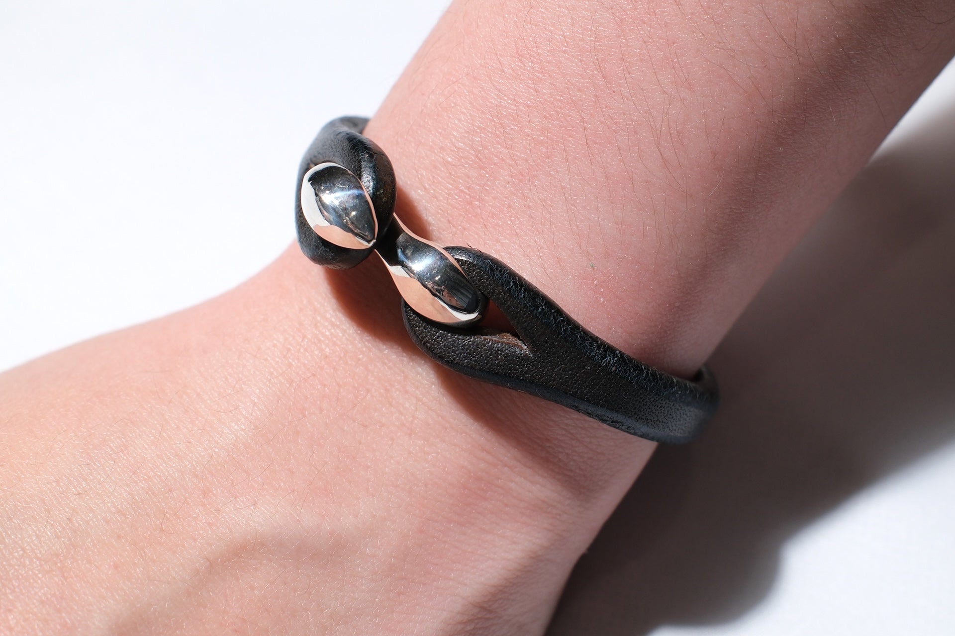 Cramp by Ginkawaten “Silver Hook " Single Cuff (Navy)
