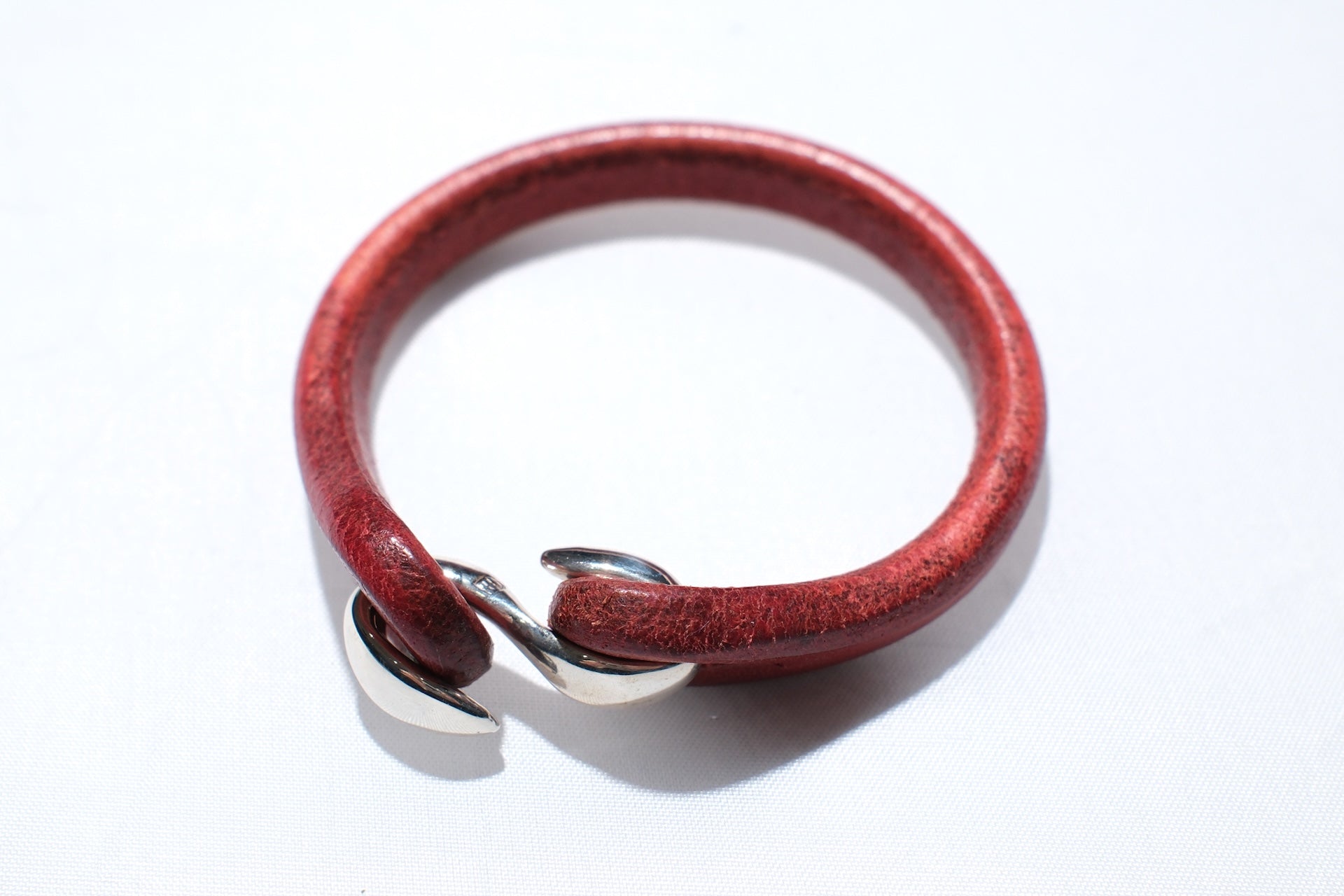 Cramp by Ginkawaten “Silver Hook " Single Cuff (Red)