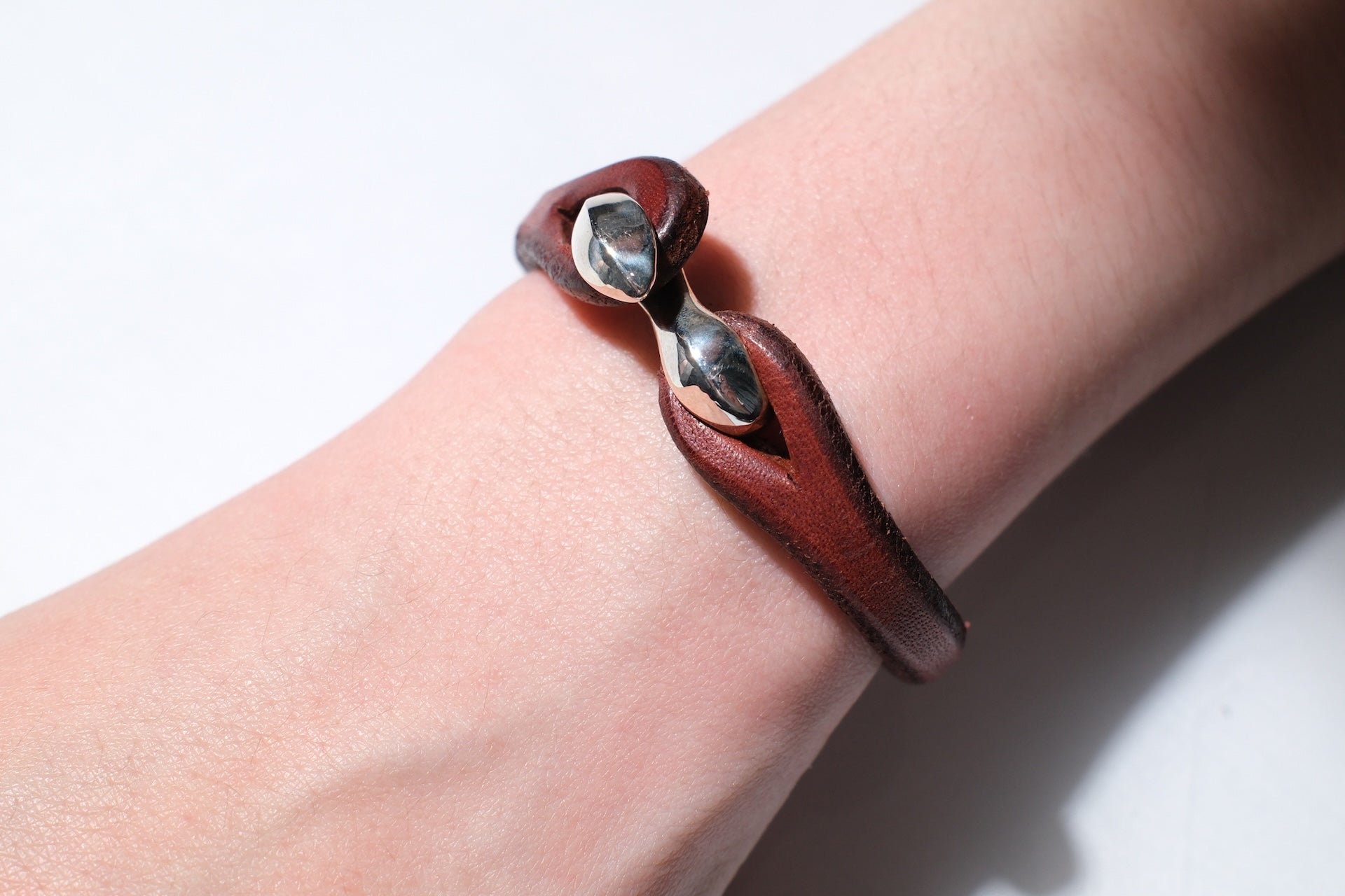 Cramp by Ginkawaten “Silver Hook " Single Cuff (Brown)