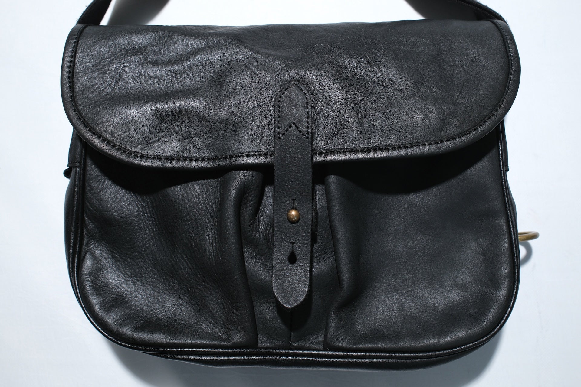 Ginkawaten Full-Grain Cowhide Utility Shoulder Bag (Solid Black)