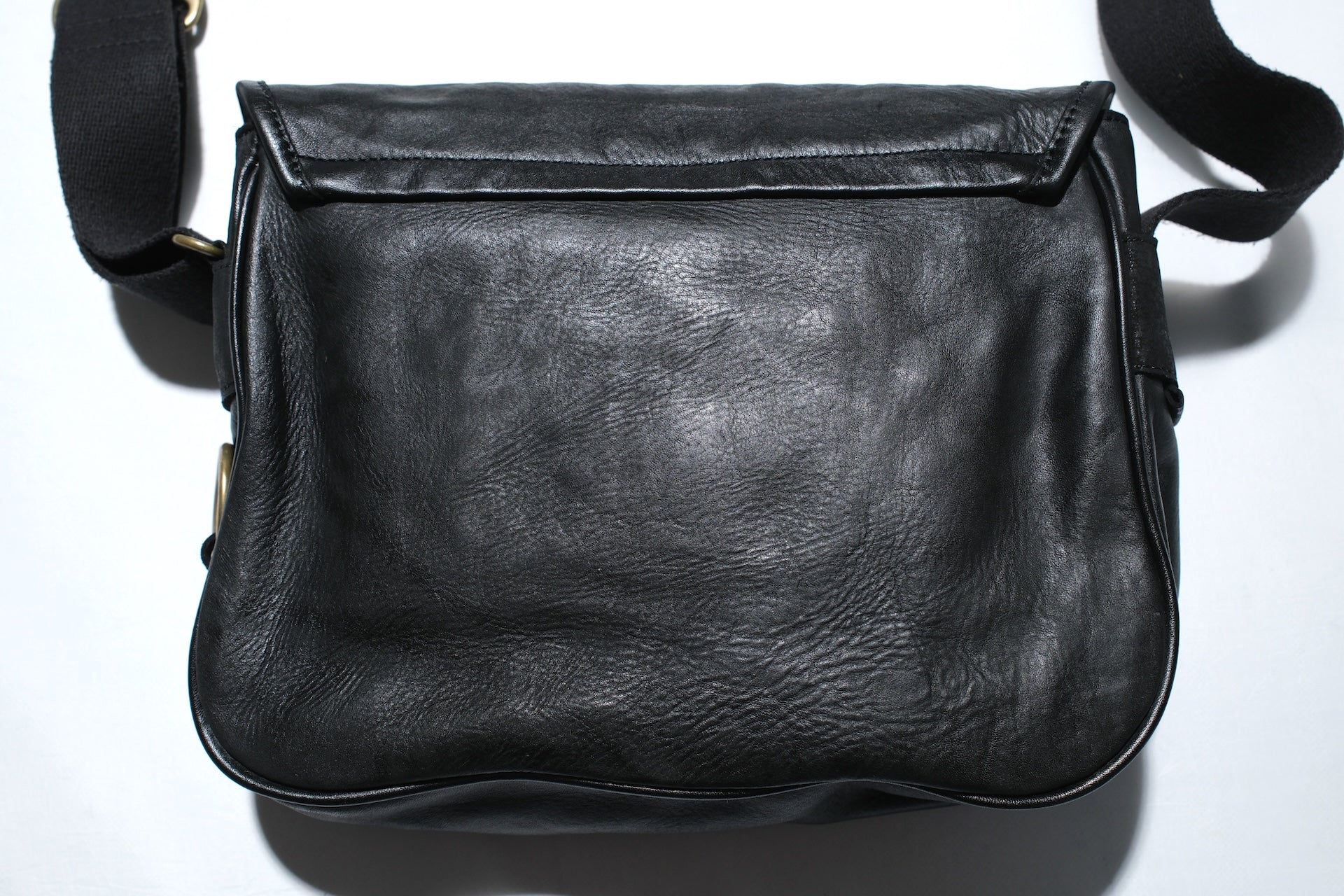 Ginkawaten Full-Grain Cowhide Utility Shoulder Bag (Solid Black)