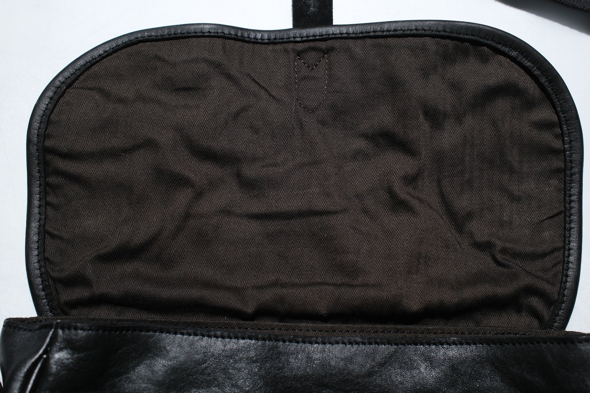 Ginkawaten Full-Grain Cowhide Utility Shoulder Bag (Solid Black)