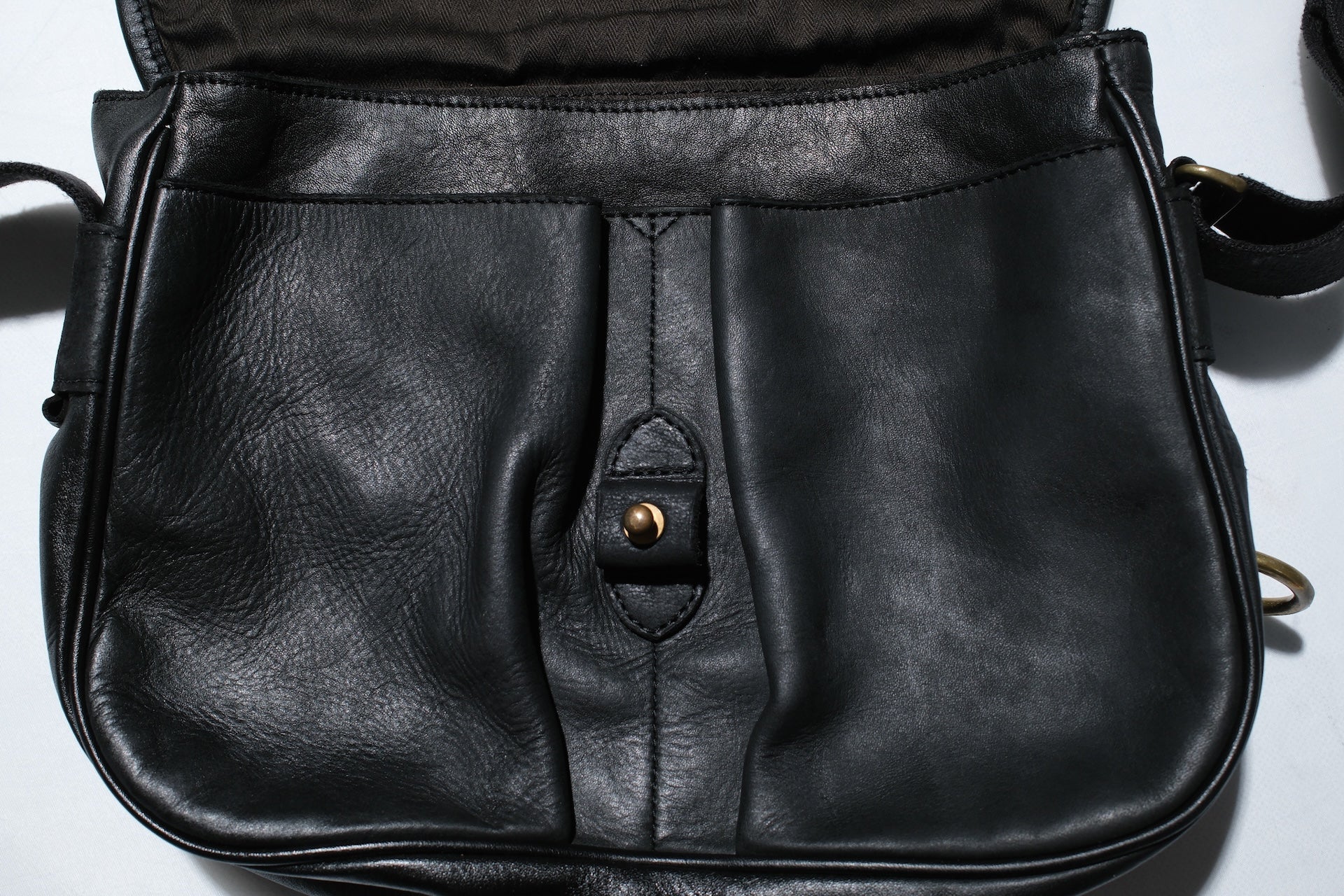 Ginkawaten Full-Grain Cowhide Utility Shoulder Bag (Solid Black)