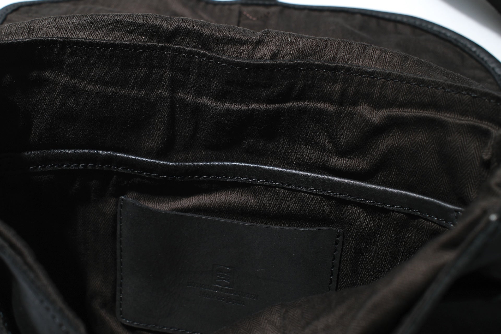 Ginkawaten Full-Grain Cowhide Utility Shoulder Bag (Solid Black)