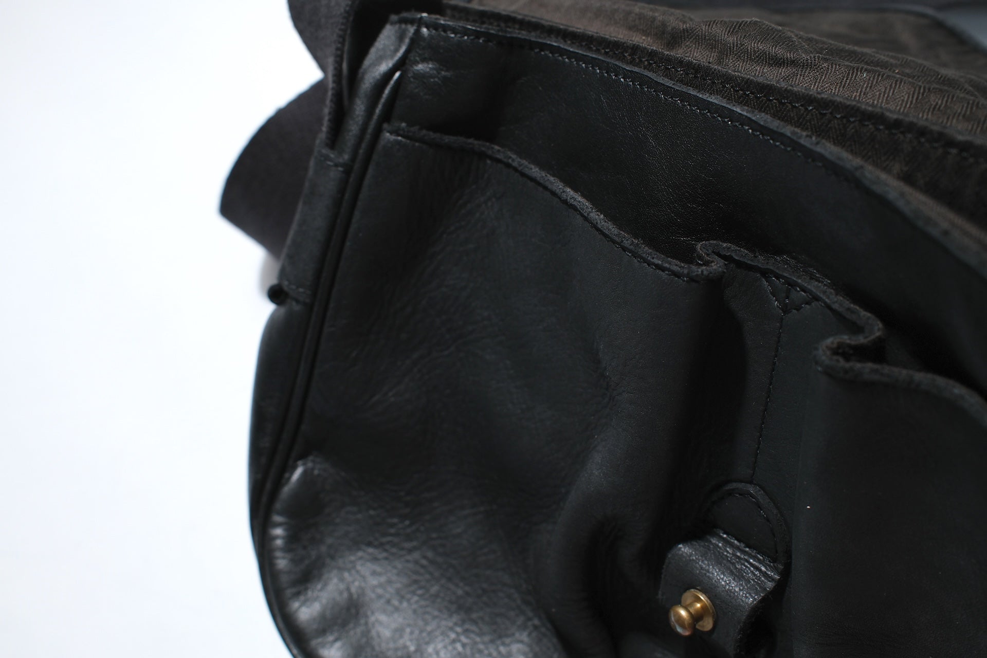 Ginkawaten Full-Grain Cowhide Utility Shoulder Bag (Solid Black)