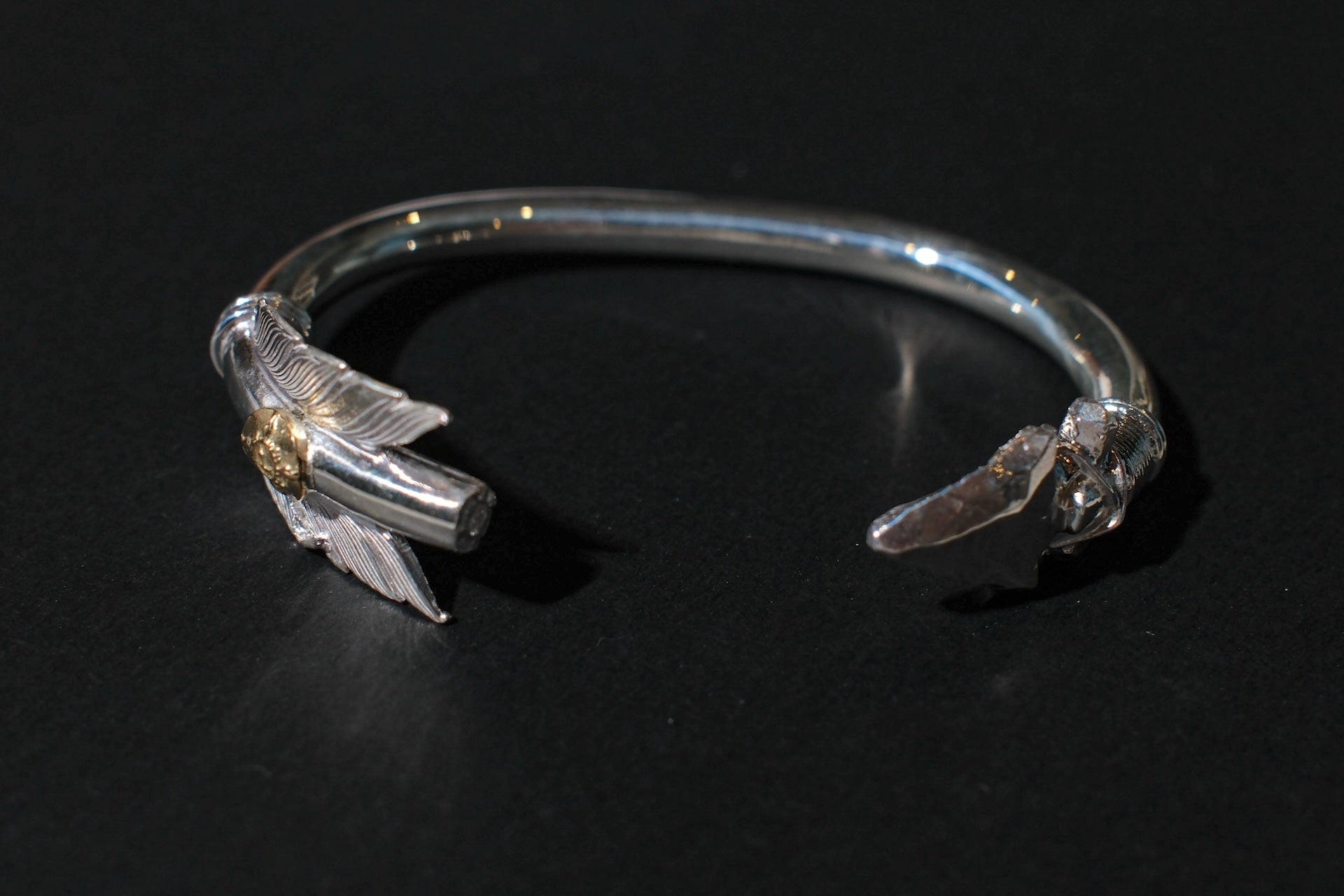 First Arrow's Arrow Bangle With K18 Gold Sunburst Emblem (BR-067)