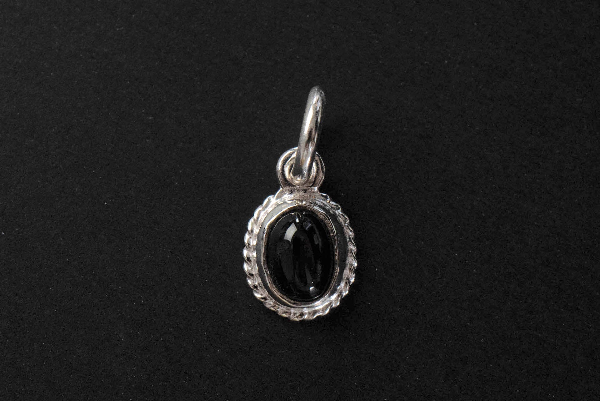 First Arrow's Size Small Mini Oval Pendant With Soulo Stone (P-298)