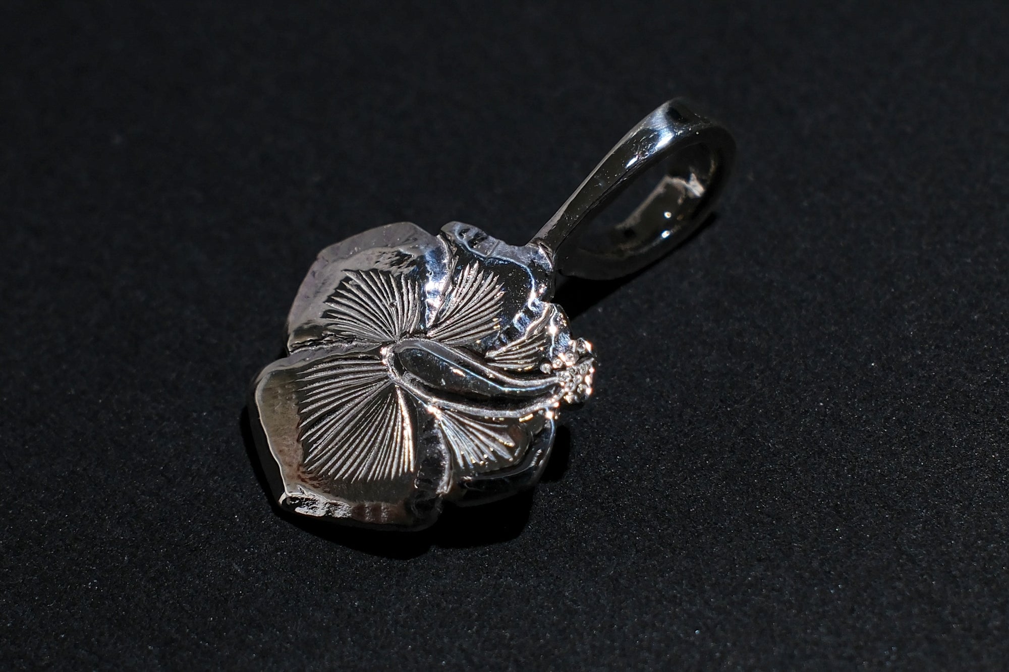 The One OCEAN "Hibiscus" Mini Pendant
