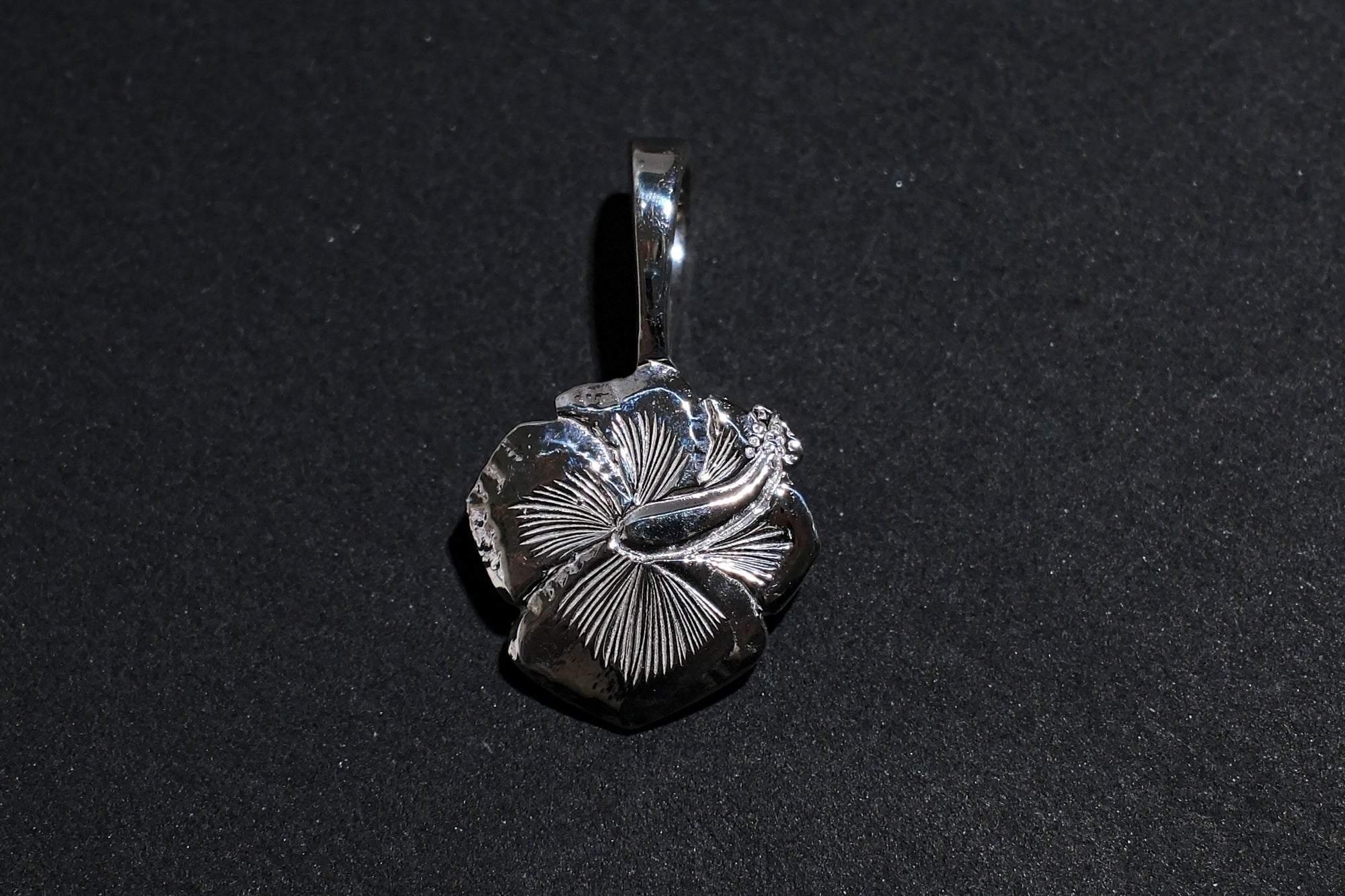 The One OCEAN "Hibiscus" Mini Pendant