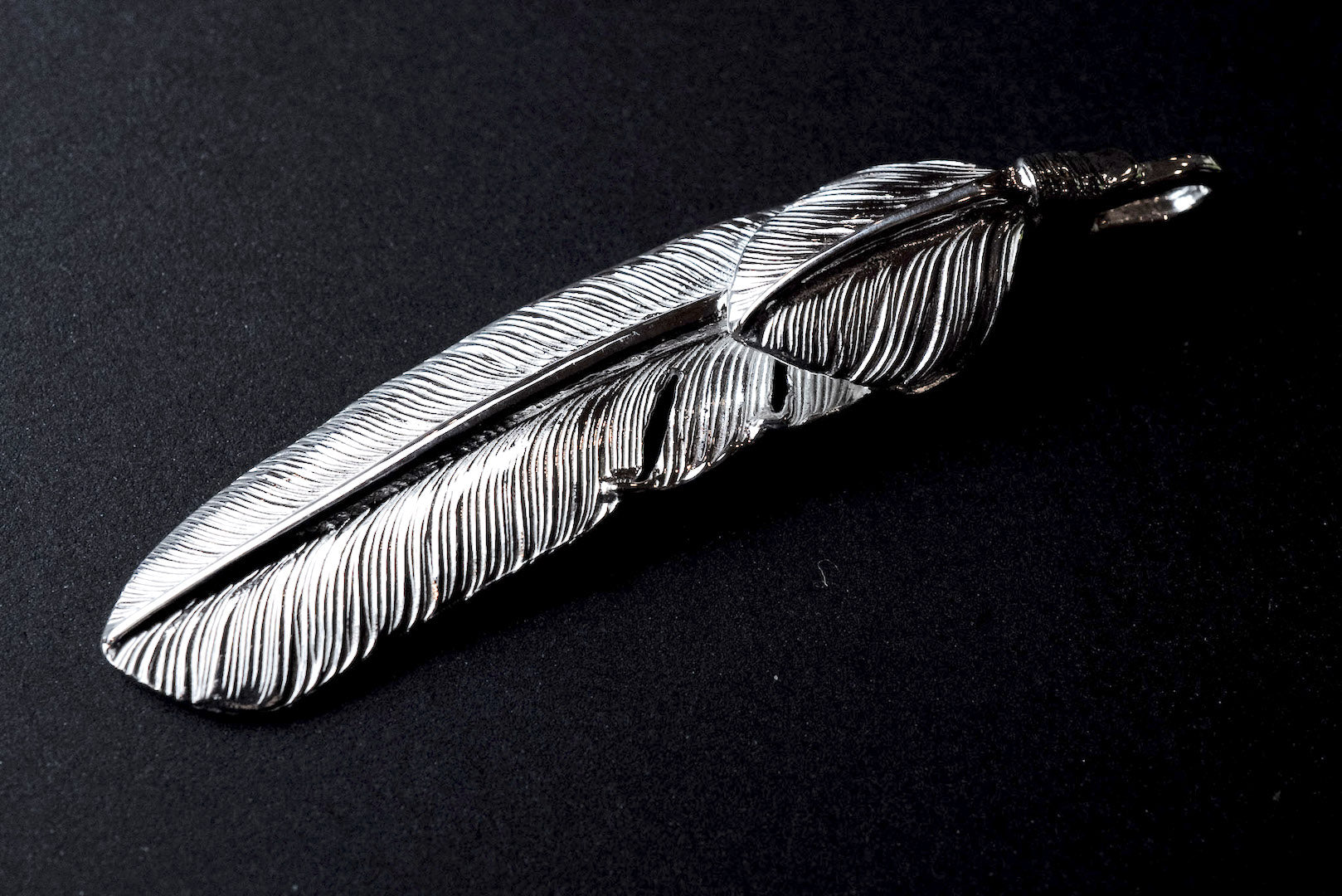 First Arrow'S Silver Large Feather with "Heart Feather" Pendant (P-357)