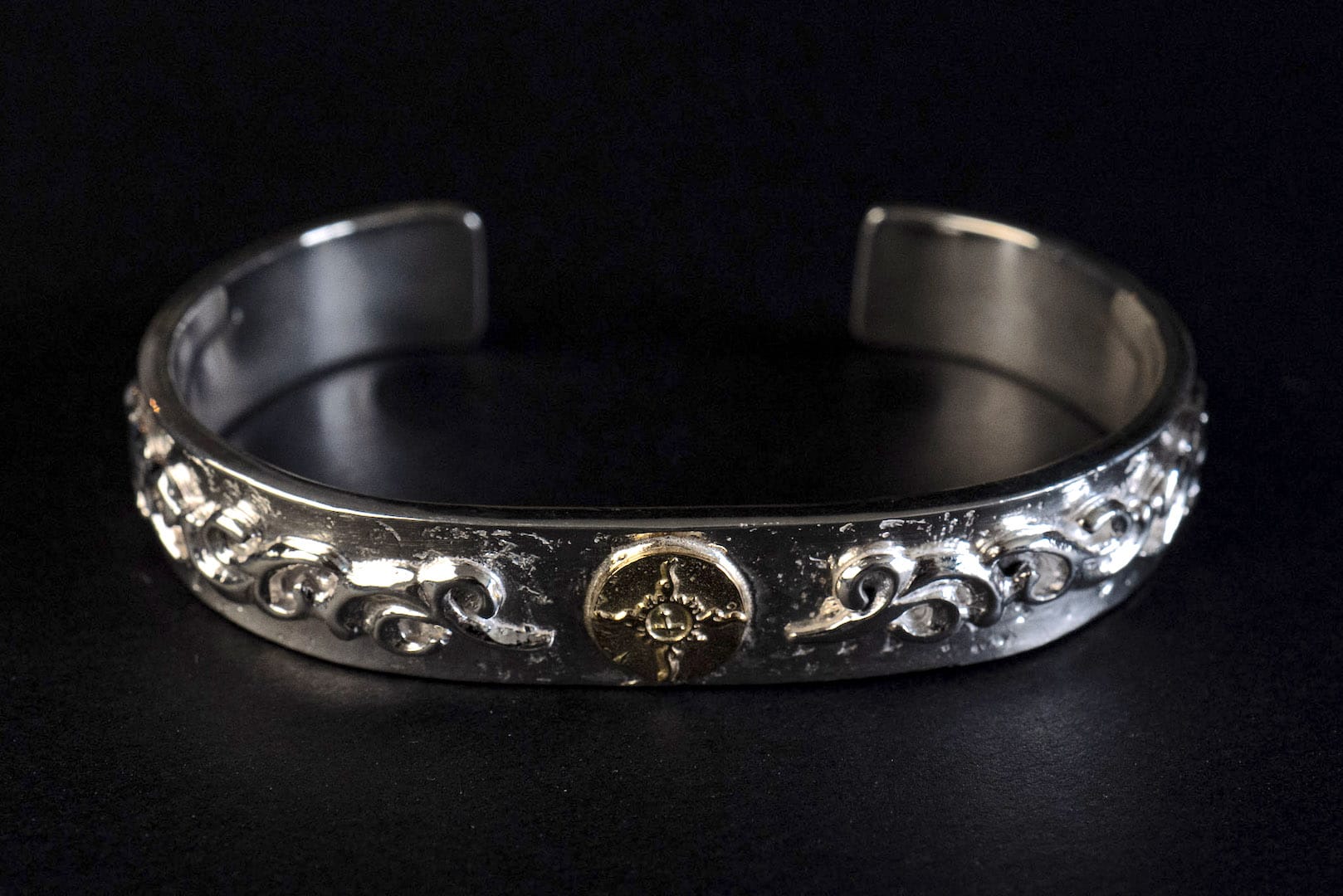 First Arrow's 12mm Embossed Arabesque 'Bare Rock' Silver Bangle with 18K Gold Emblem (BR-030)