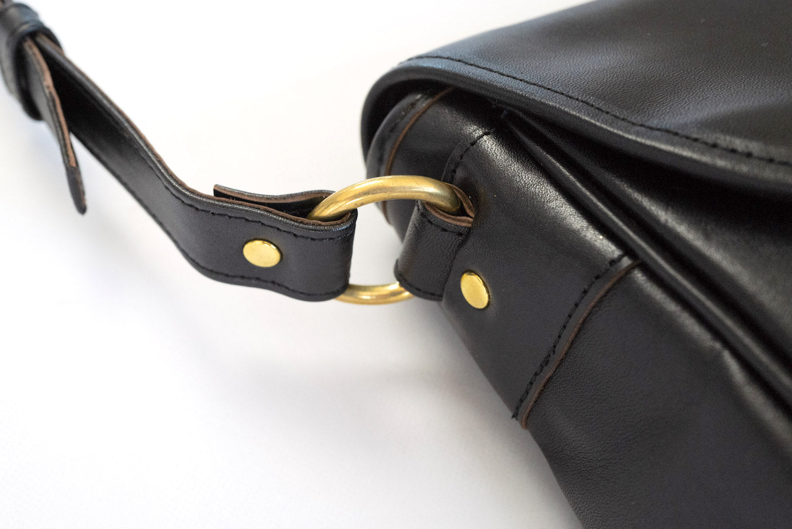 Vintage small coach soho leather shoulder/kili bag 🤍, Women's Fashion,  Bags & Wallets, Shoulder Bags on Carousell