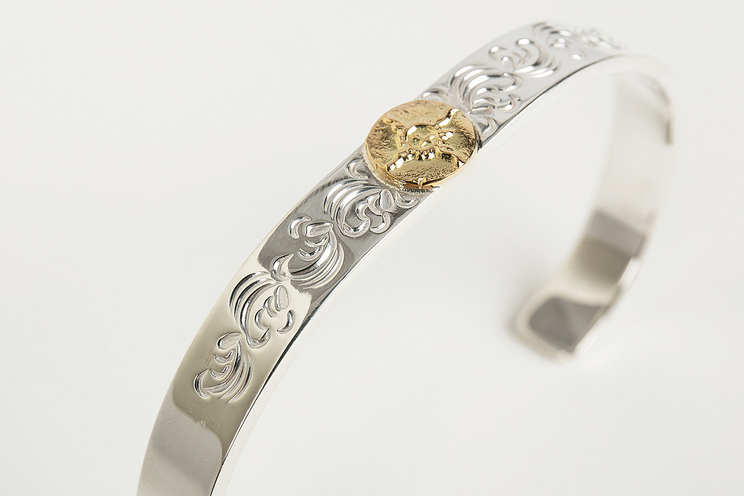 First Arrow's 8mm Silver Arabesque Bangle with 18k Gold Emblem (BR-013)